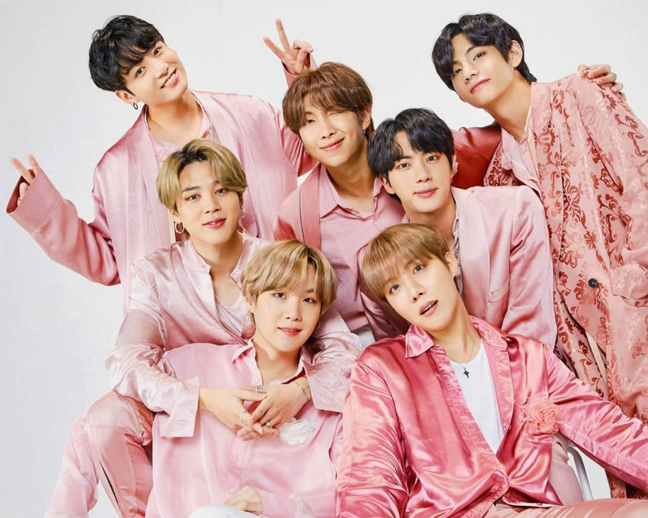 أعضاء BTS بخلفية وردية للحاسوب خلفية