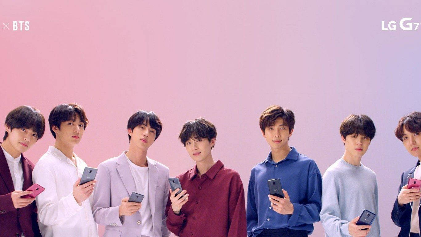 أعضاء BTS يحملون هواتف LG خلفية