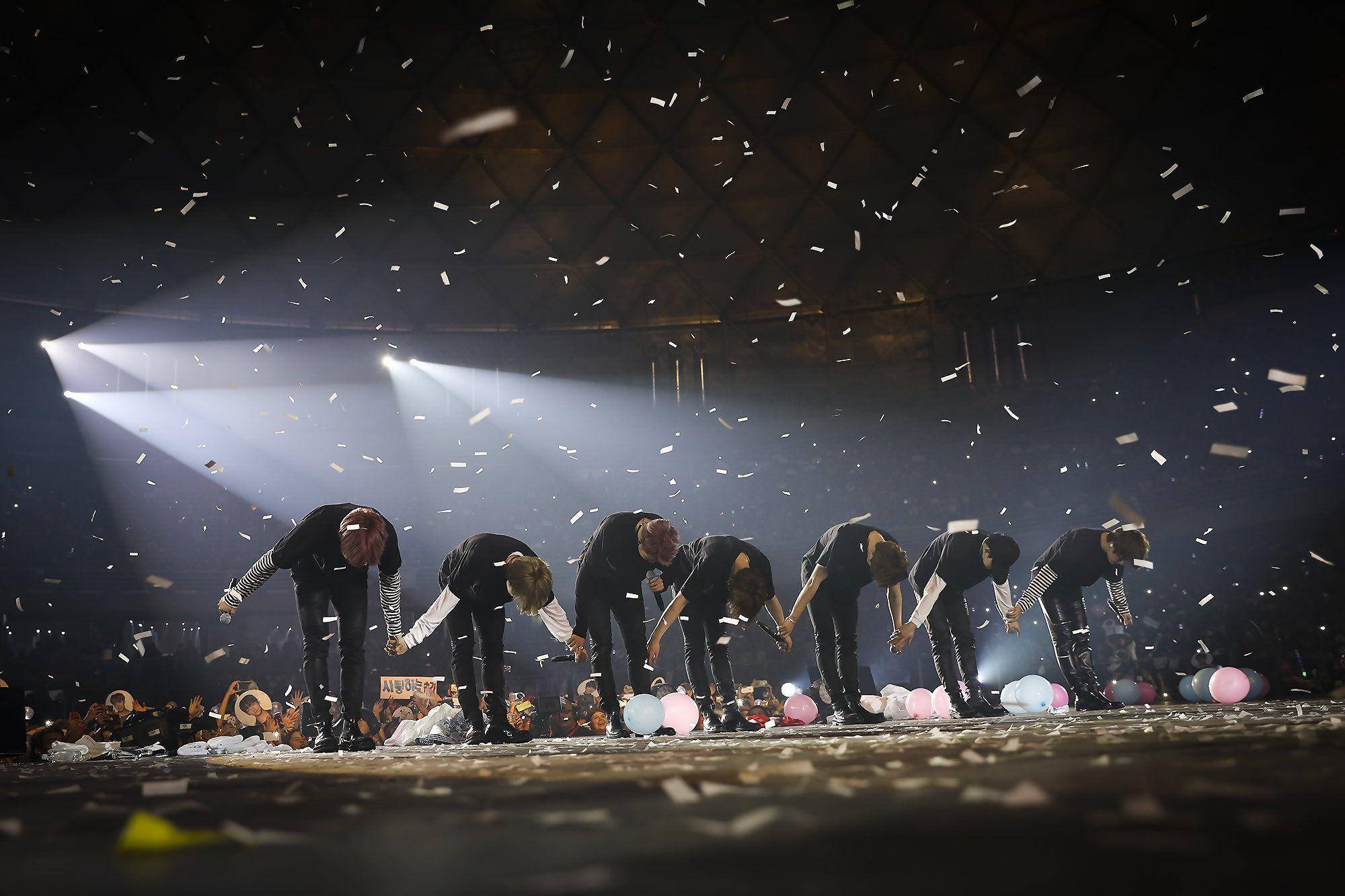 أعضاء BTS ينحون في حفل موسيقي على سطح المكتب خلفية
