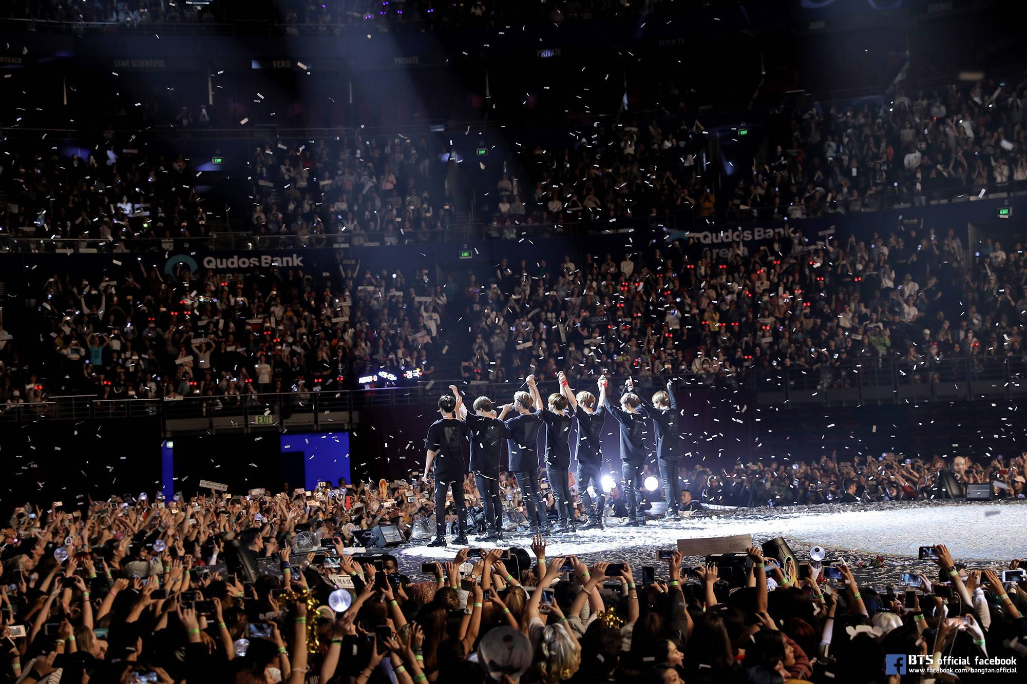أعضاء فرقة BTS في حفل Love Yourself خلفية