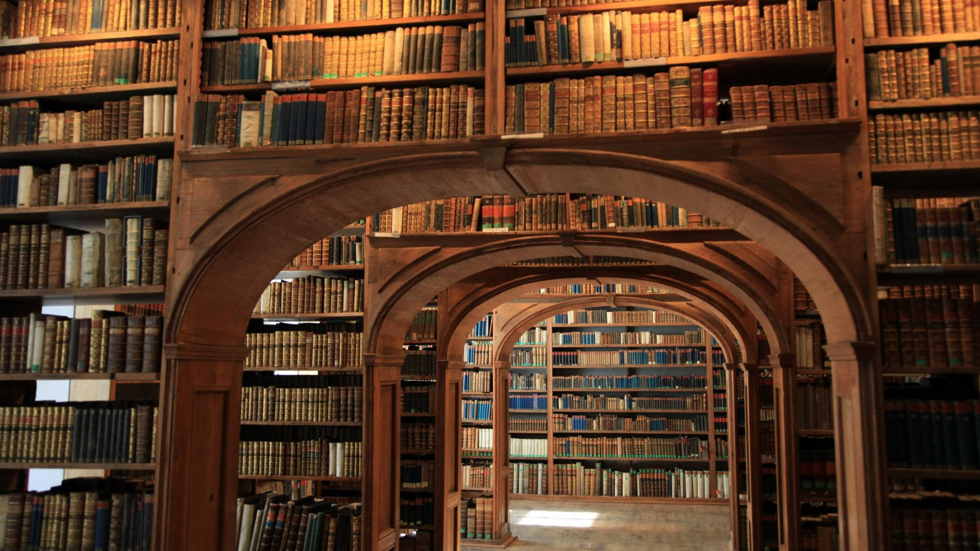 أقواس المكتبة أكاديمية مظلمة لسطح المكتب — أكاديمية داكنة خلفية