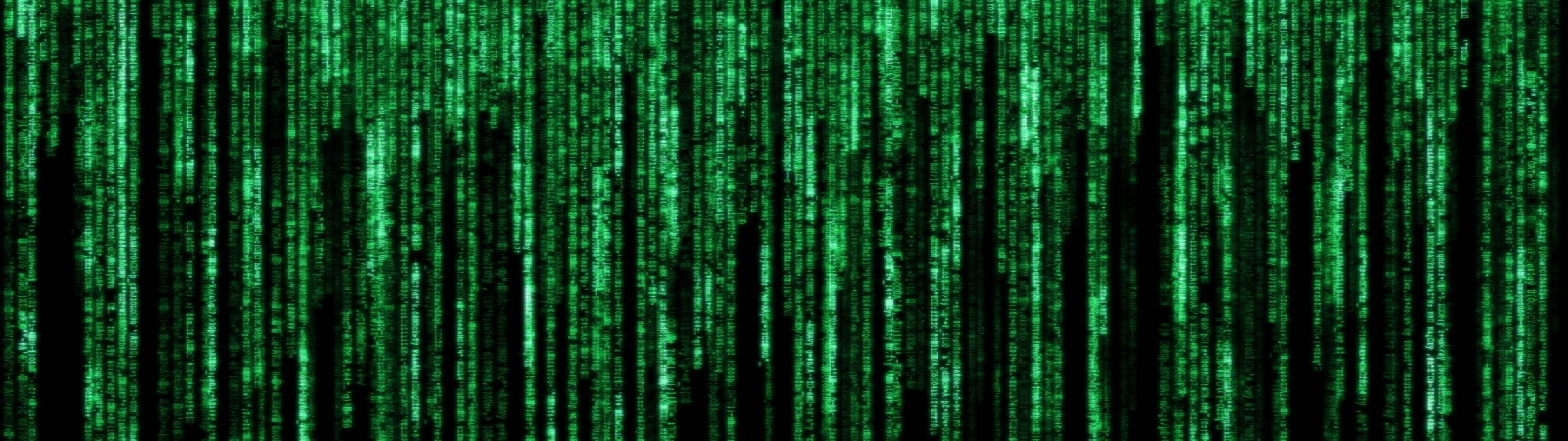أكواد خضراء بدقة 3840x1080 عالية الوضوح لشاشة مزدوجة خلفية