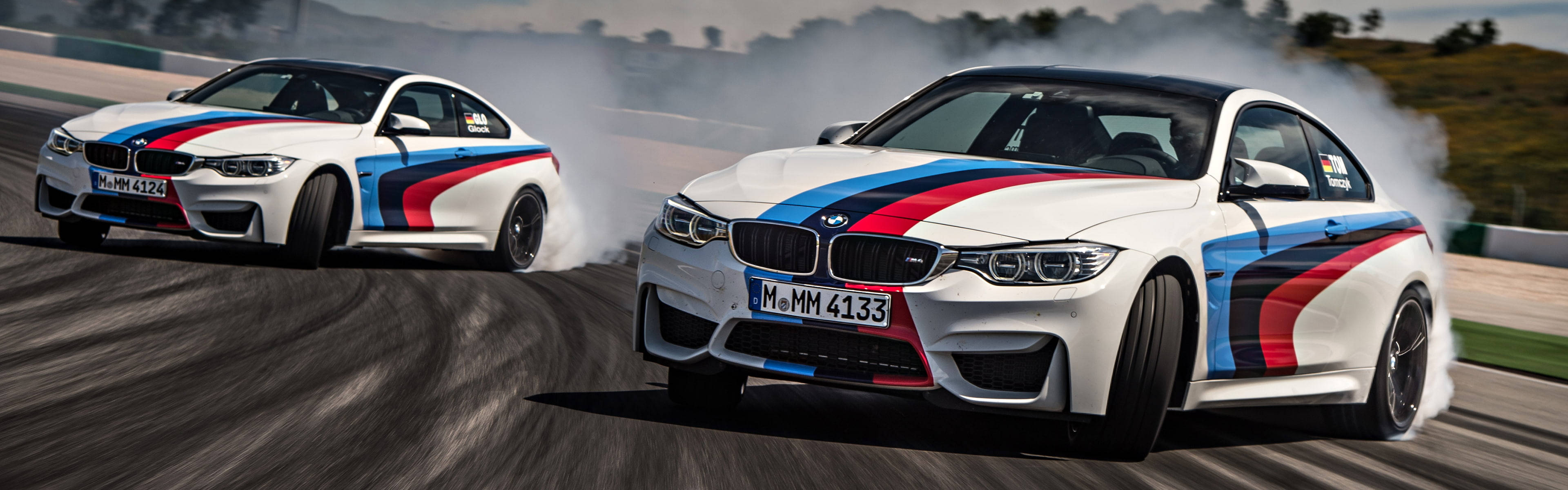 إثارة انزلاق سيارة BMW M4 على المضمار خلفية