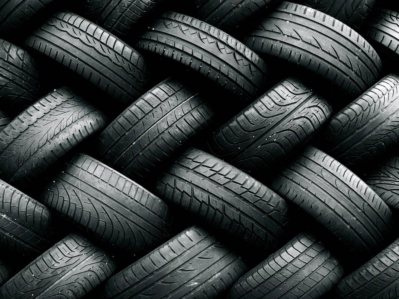 إطارات جوديير مكدسة