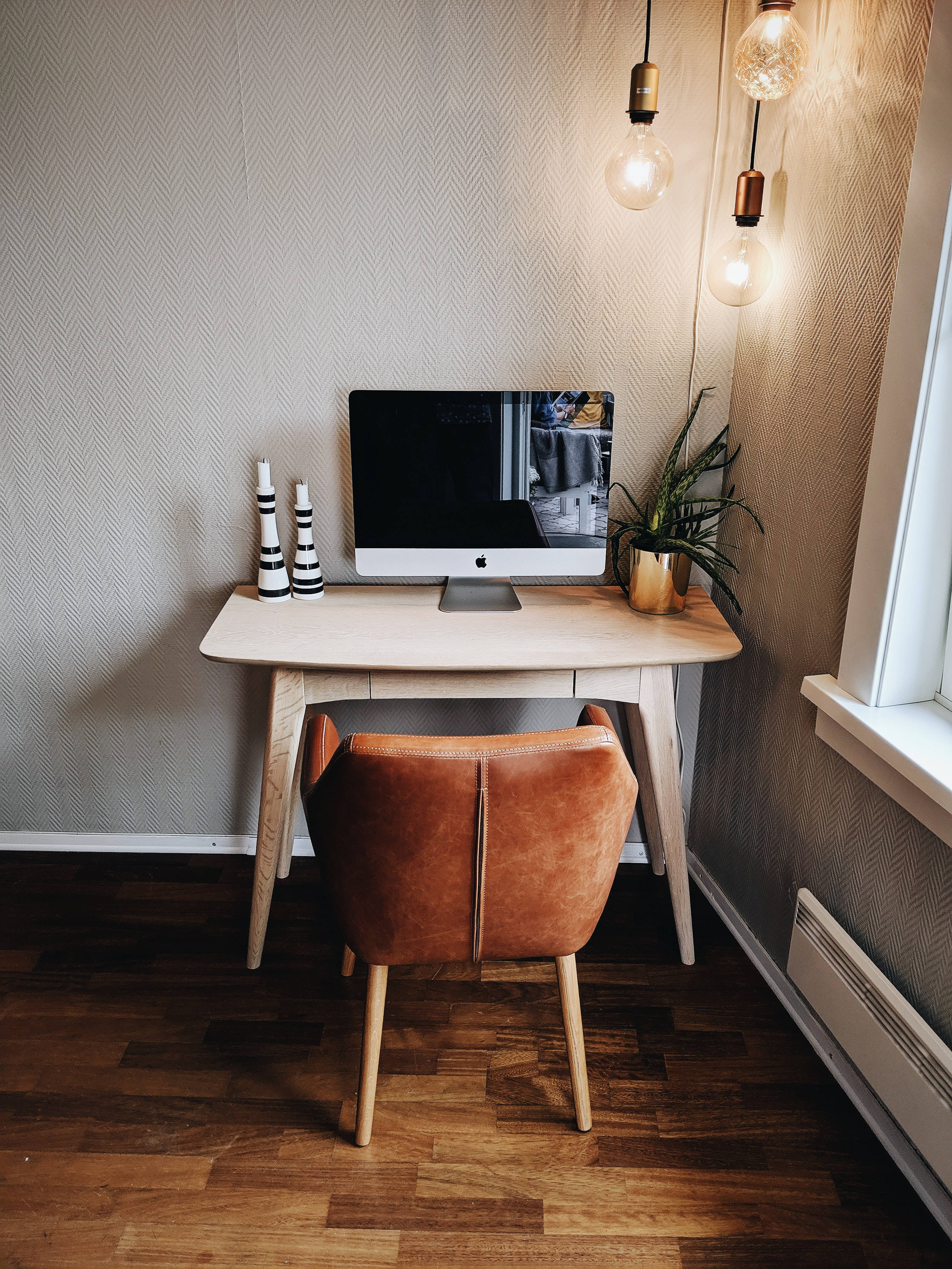 إعداد Mac أنيق مع إضاءة دافئة خلفية