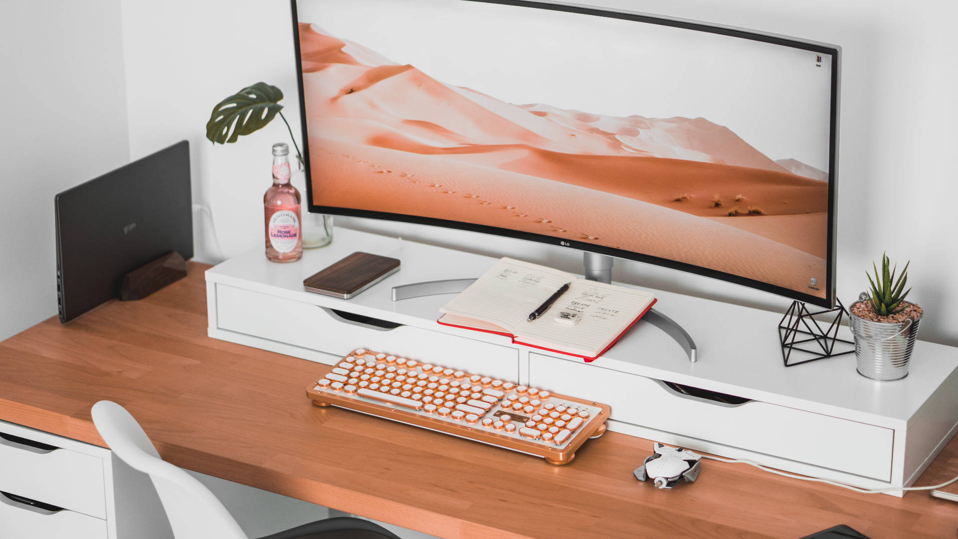 إعداد سطح مكتب كمبيوتر بدقة Full HD بتصميم جمالي باللون العاري خلفية