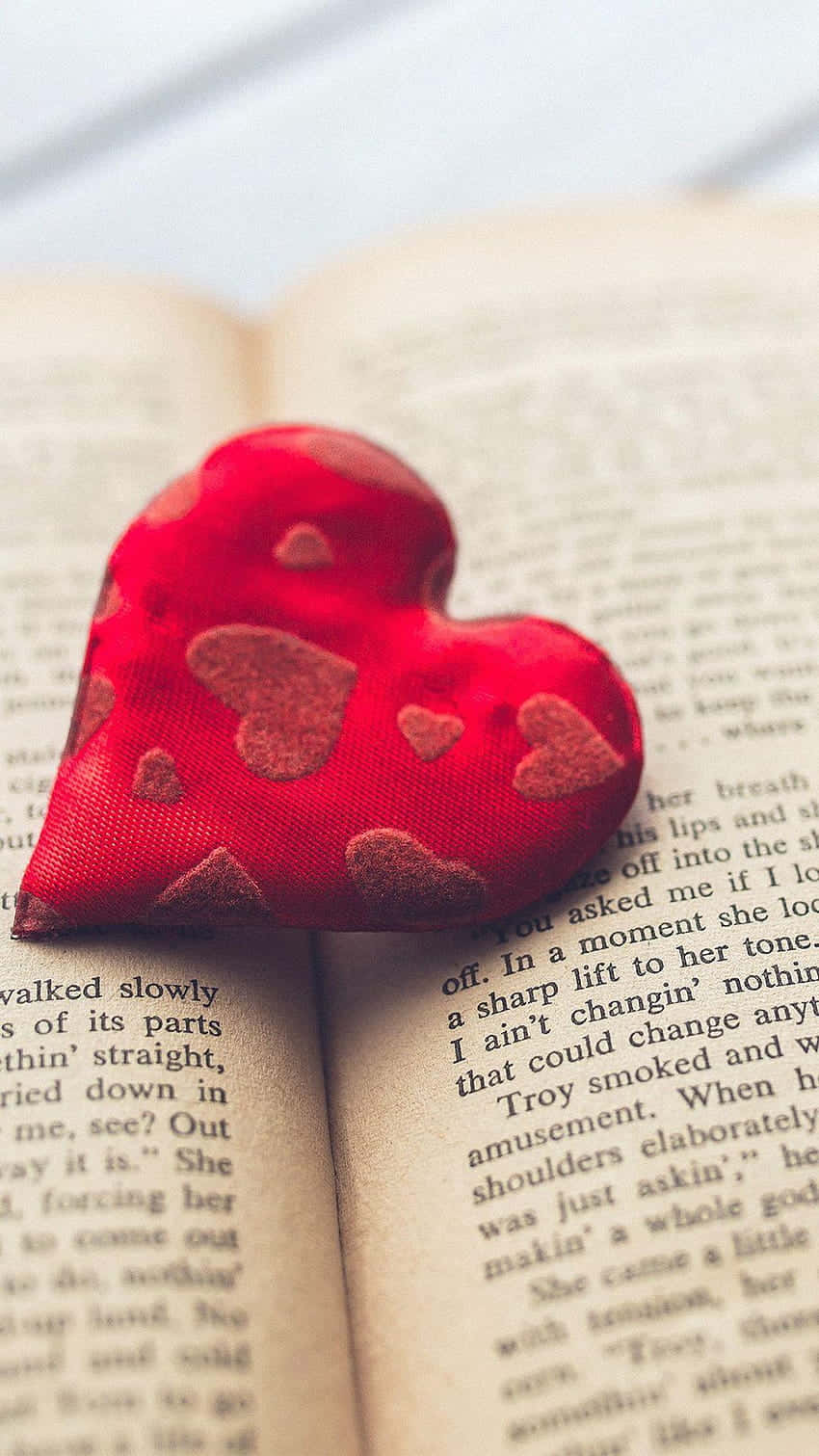 احتفل بالحب من خلال الاعتناء بقلبك ❤️ خلفية
