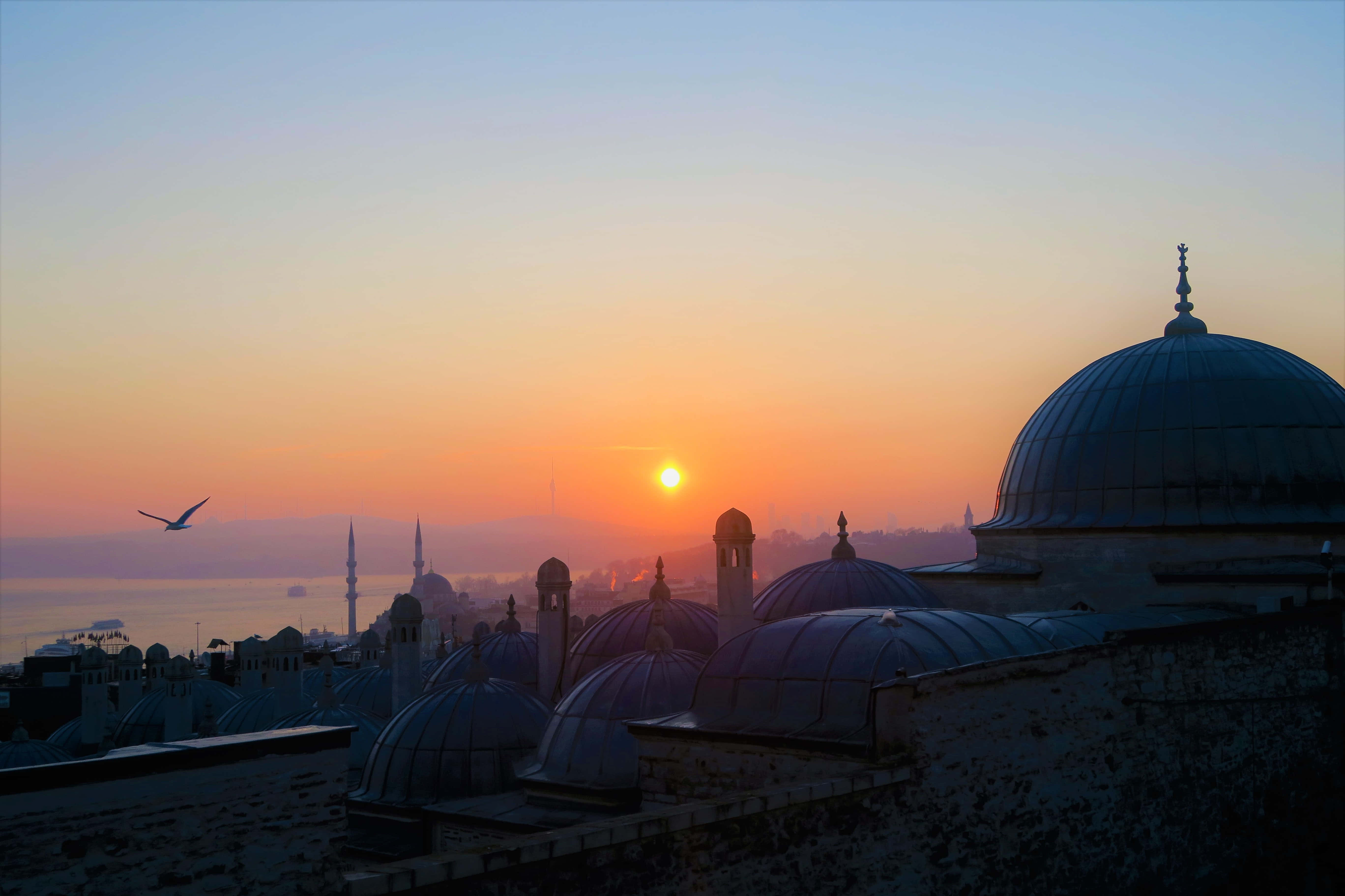 استمتع بجمال غروب هادئ. خلفية