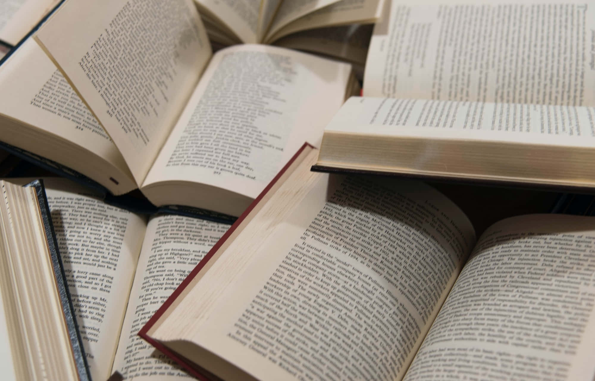 استمتع بقراءة كلاسيكية هذا المساء وأنت تحتضن كتابًا. خلفية