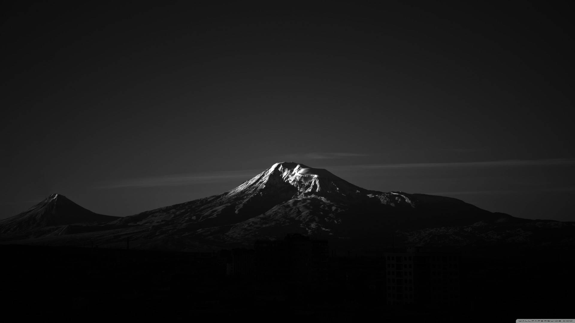 خلفية 4K لجبل صخري صغير مظلم