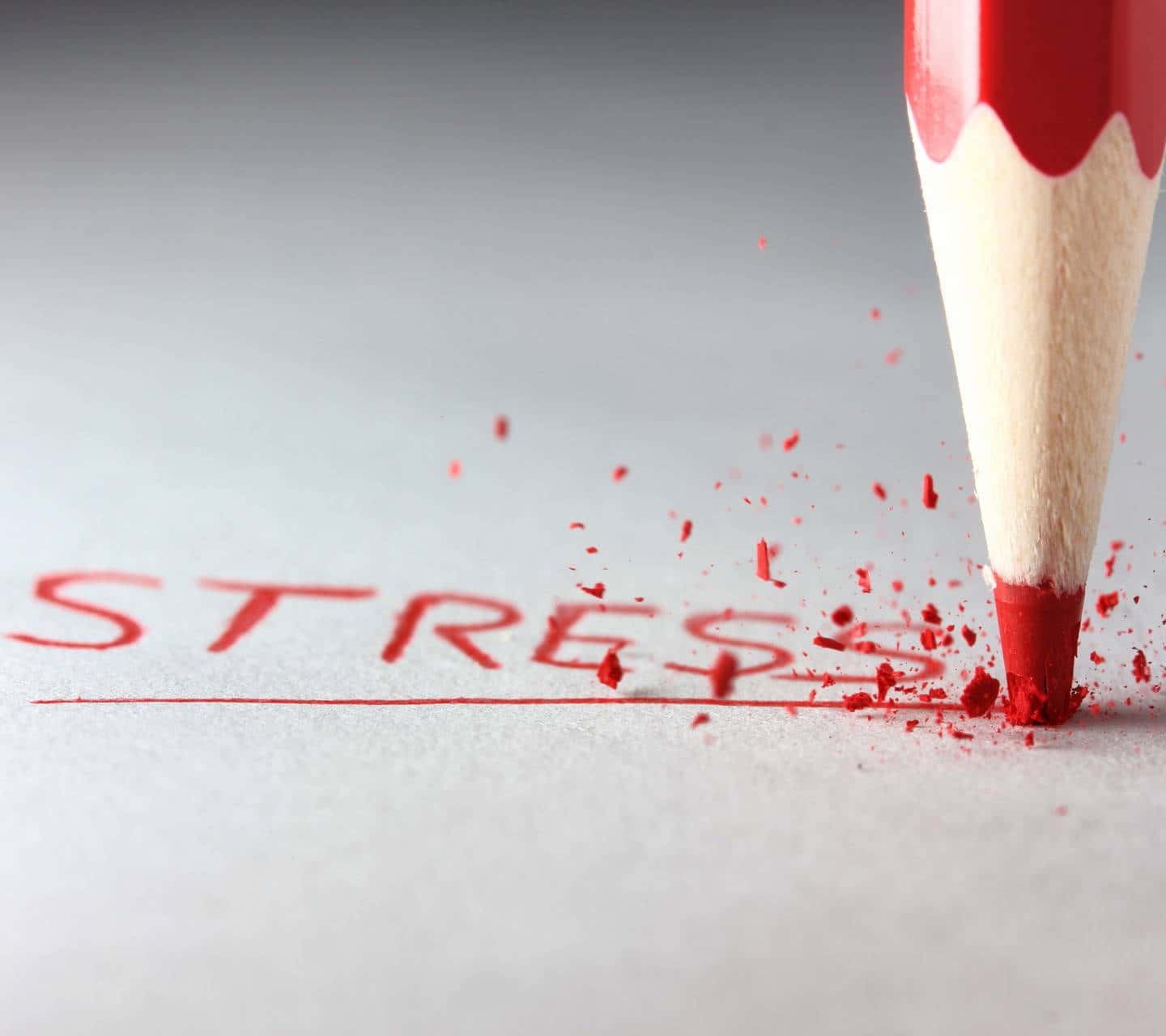 التوتر مكتوب بقلم رصاص أحمر خلفية