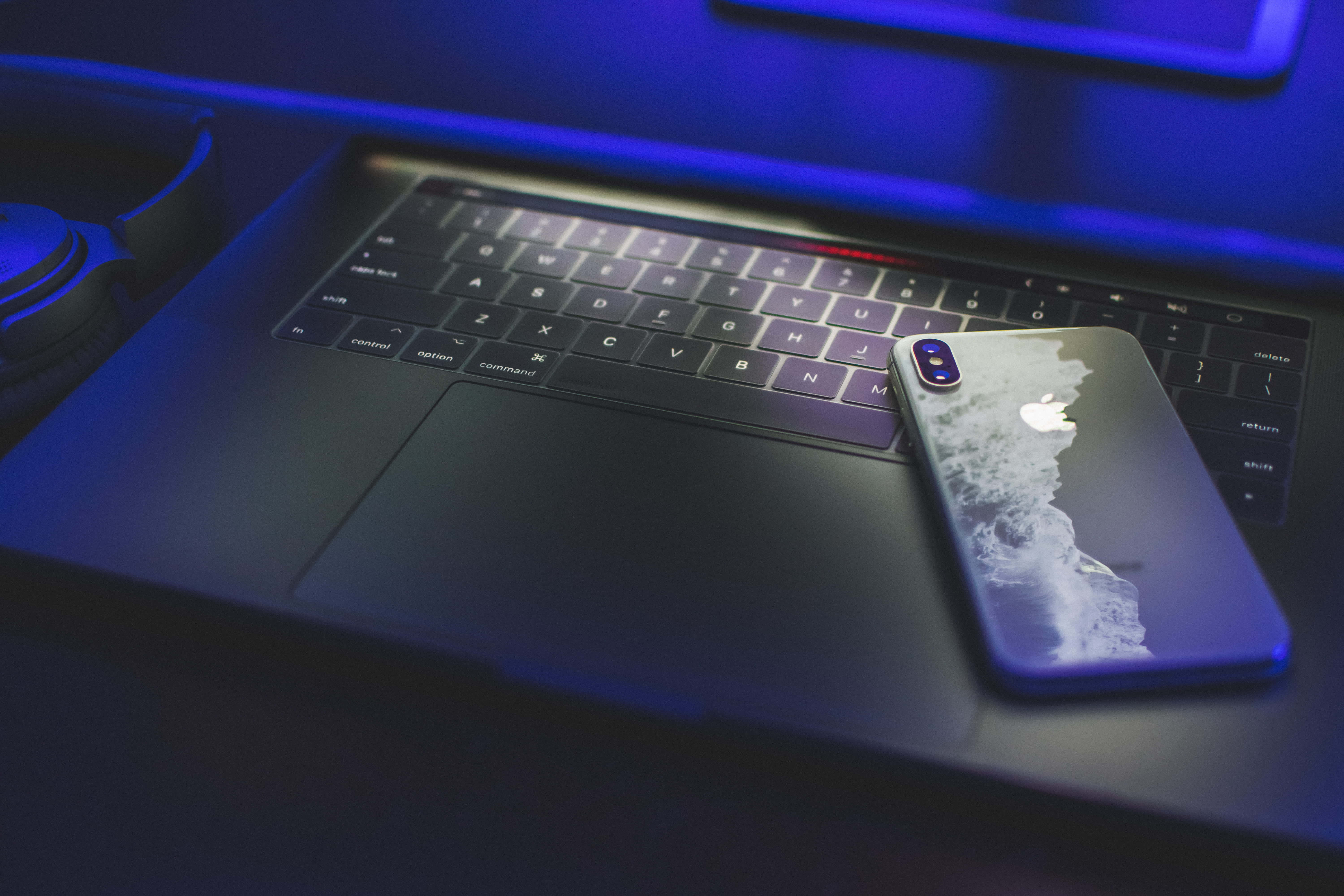 المزيج المثالي بين الأناقة والقوة؛ جهاز Macbook الجمالي! خلفية