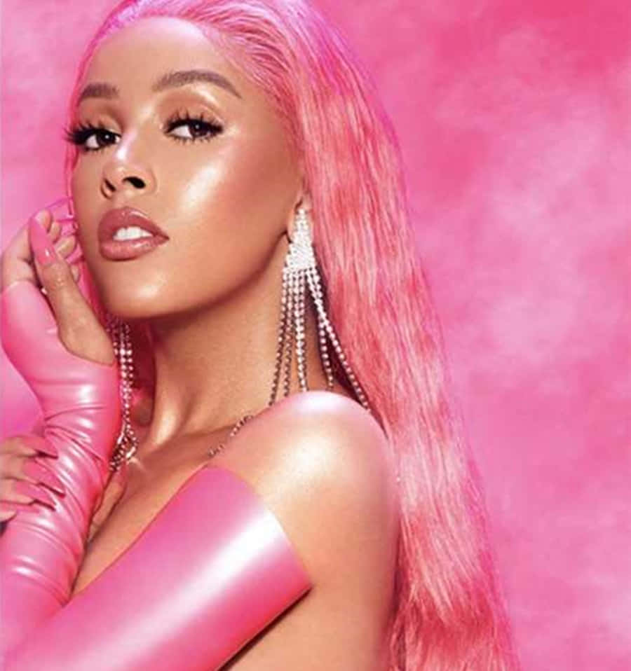 المغنية وكاتبة الأغاني Doja Cat تؤدي في حفل موسيقي خلفية