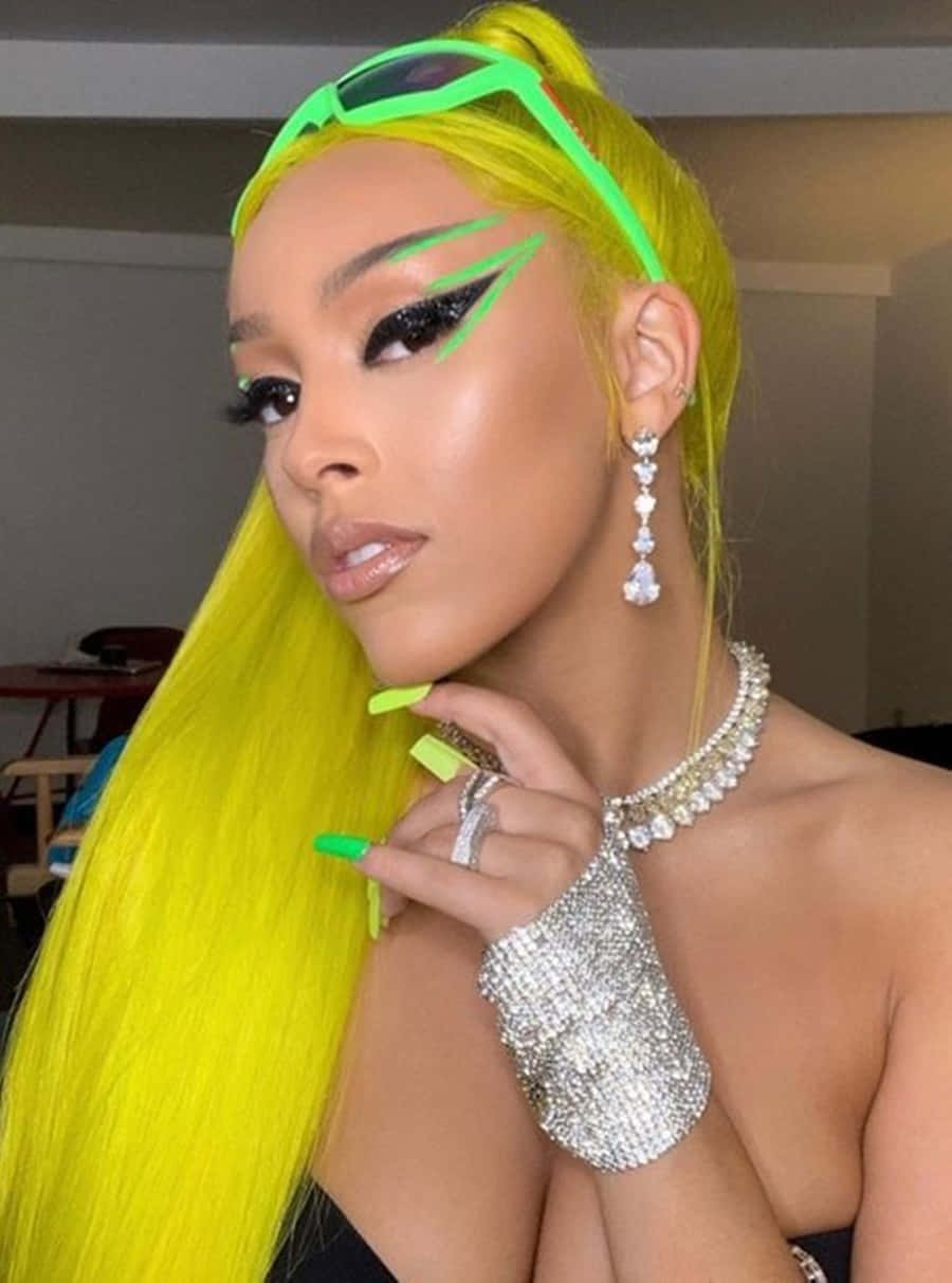 المغنية وكاتبة الأغاني Doja Cat تؤدي على المسرح خلفية
