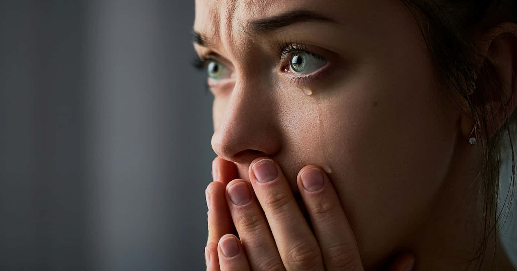 امرأة تضع يدها على فمها خلفية