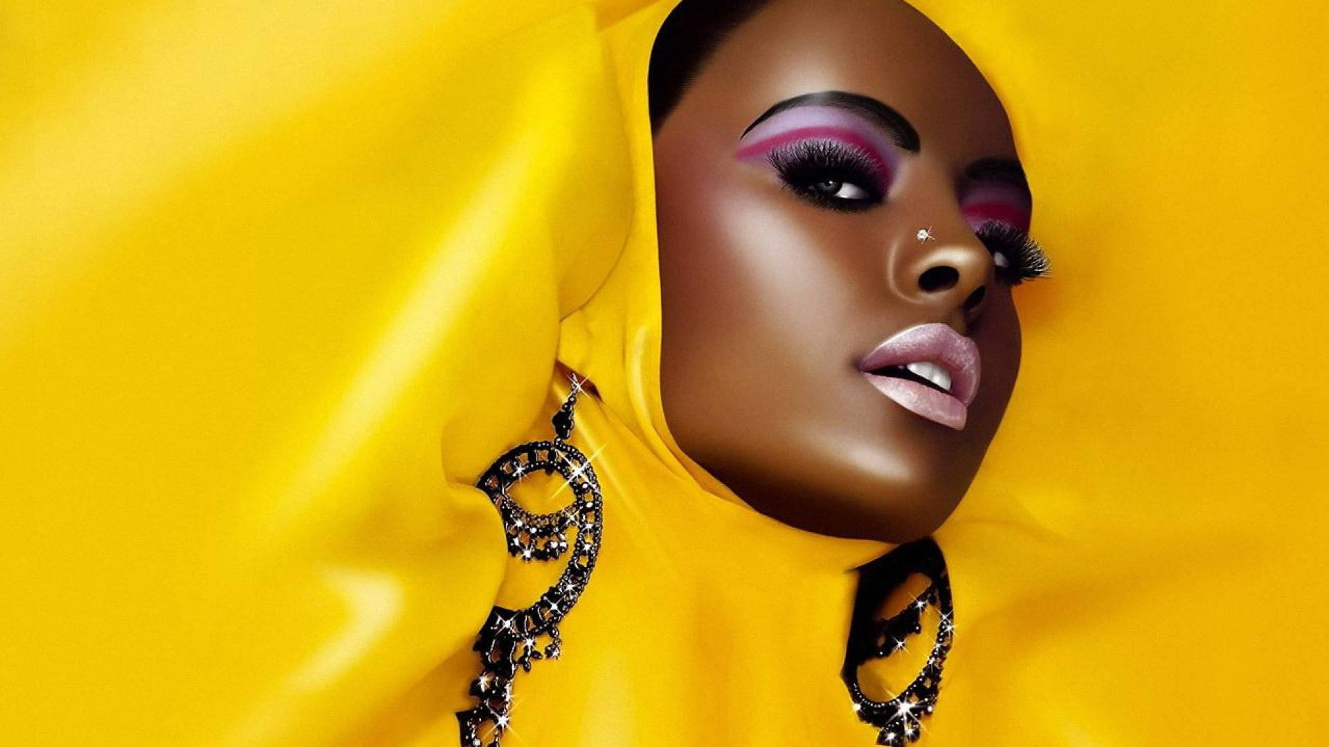 امرأة سوداء جميلة خلفية صفراء خلفية