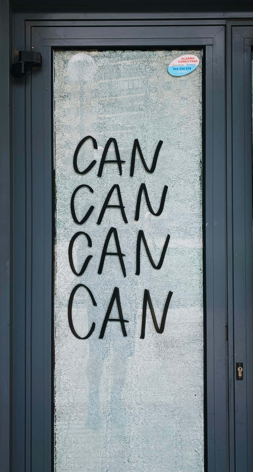 باب زجاجي مكتوب عليه عبارة can can خلفية