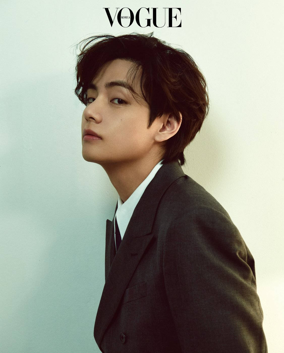 بدلة V من BTS في فوغ خلفية