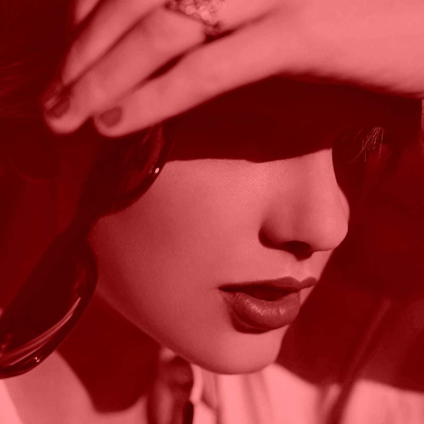 تايلور سويفت تشارك غلاف ألبومها المعاد تسجيله “Red Taylor’s Version” خلفية