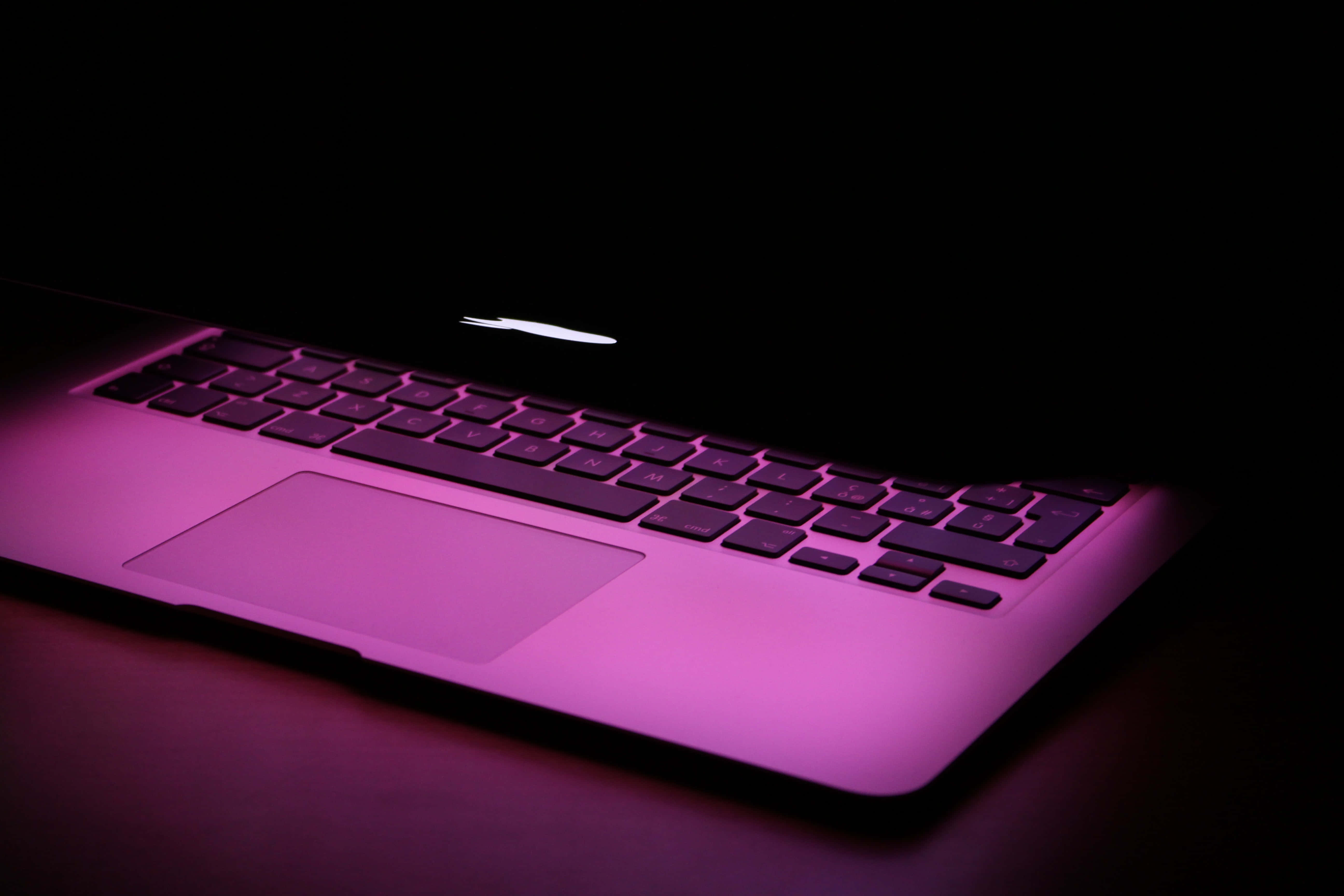 تصميم جمالي بسيط يضم جهاز Macbook محمول خلفية