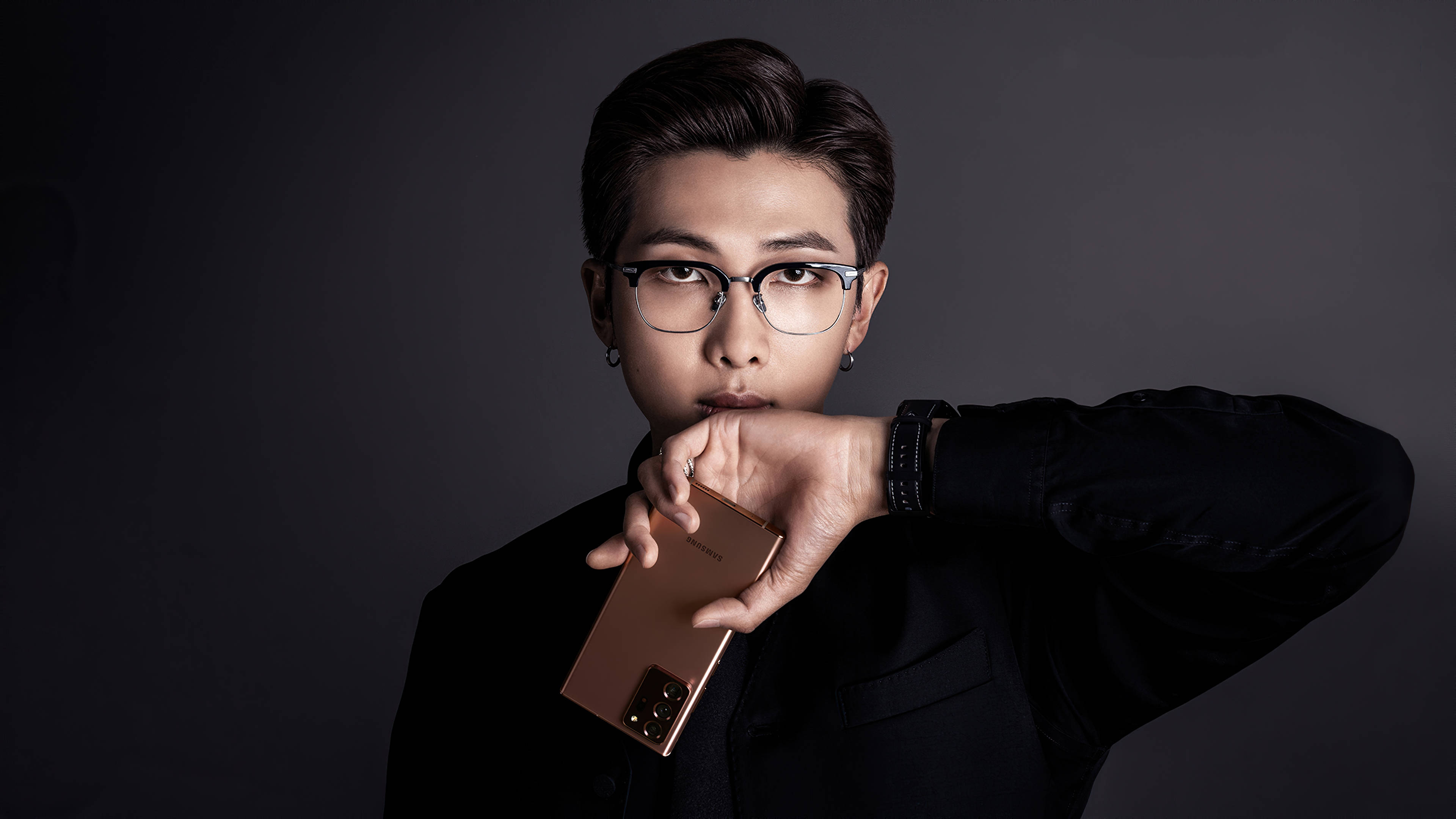 تصميم جمالي لعضو BTS RM مع هاتف خلفية