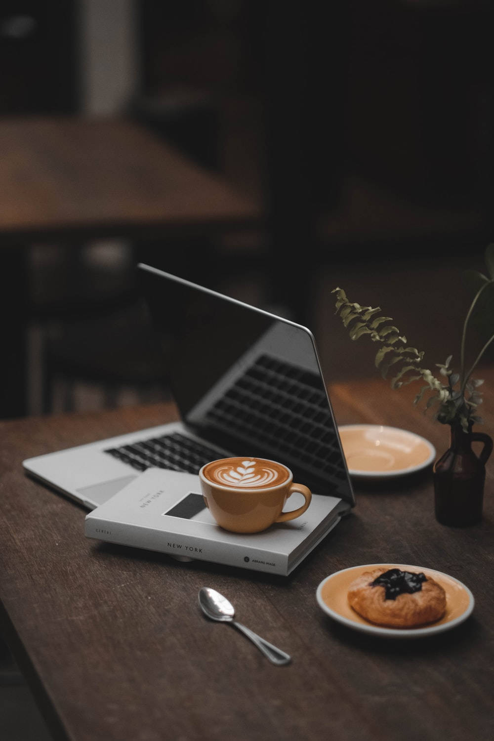 تصوير مركز للقهوة على الكمبيوتر المحمول خلفية