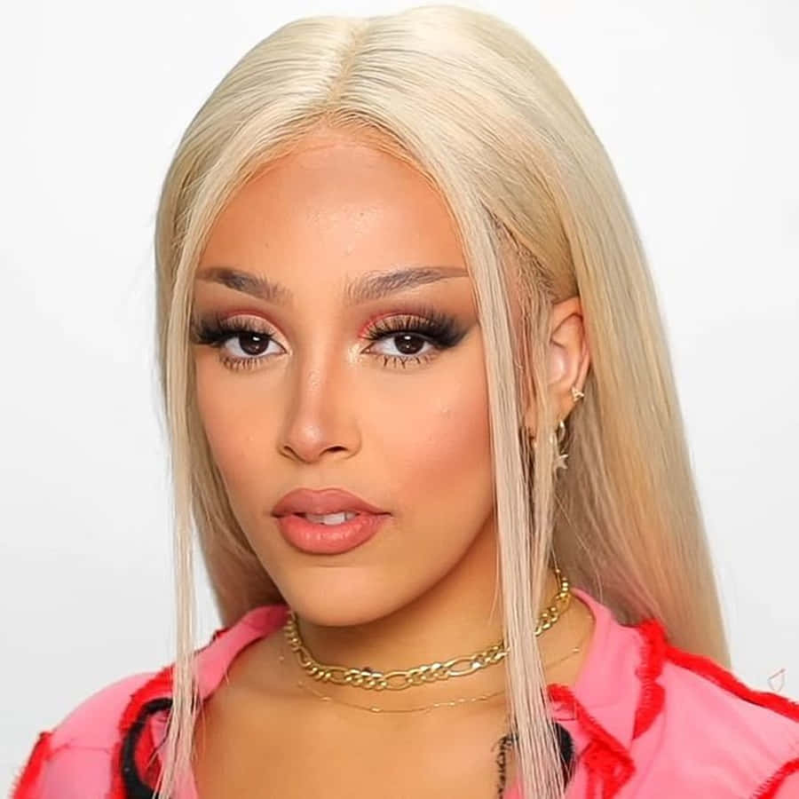 تقدم Doja Cat أسلوبها المميز على المسرح في أدائها المبهر. خلفية