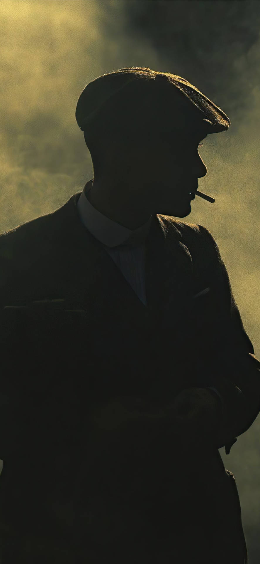 توماس شيلبي من Peaky Blinders يمشي في الظل ويدخن