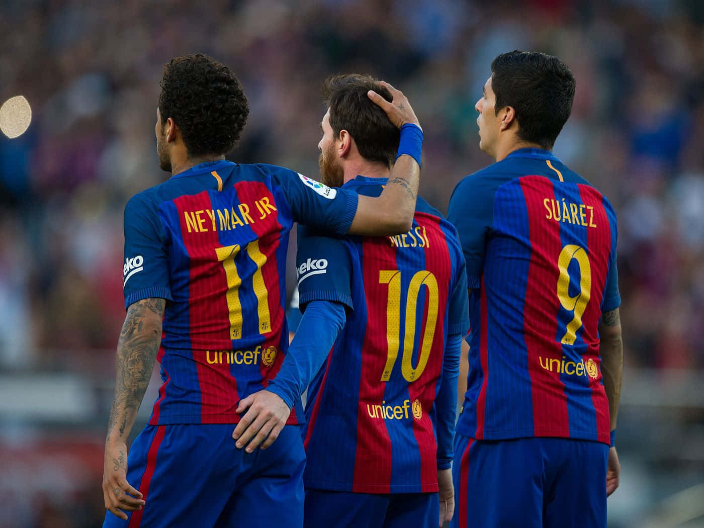 ثلاثي MSN مع نيمار يربت على ميسي خلفية