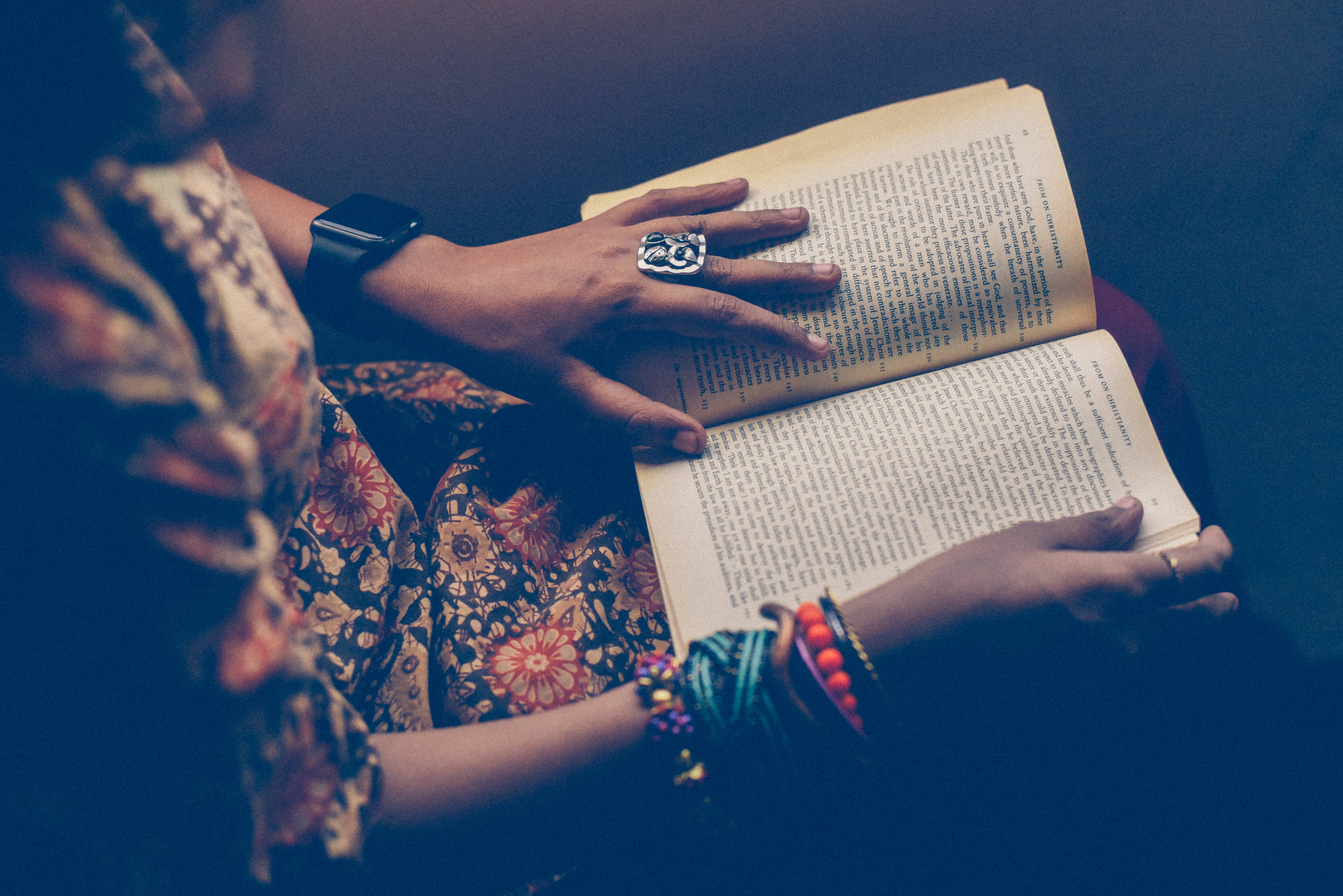 جمالية الكتاب التعبدي خلفية