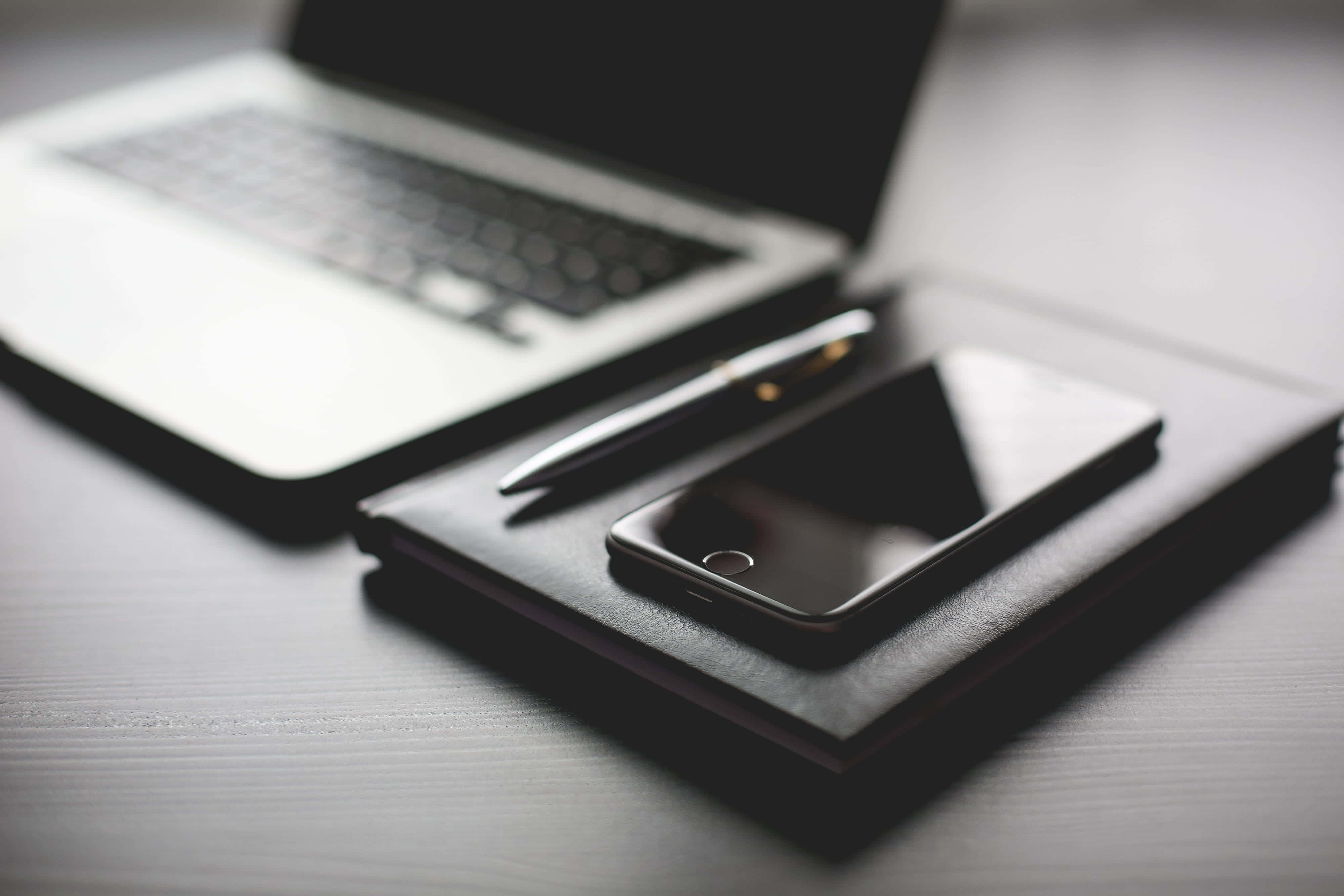 جهاز MacBook الجذاب من الناحية الجمالية المثالية خلفية