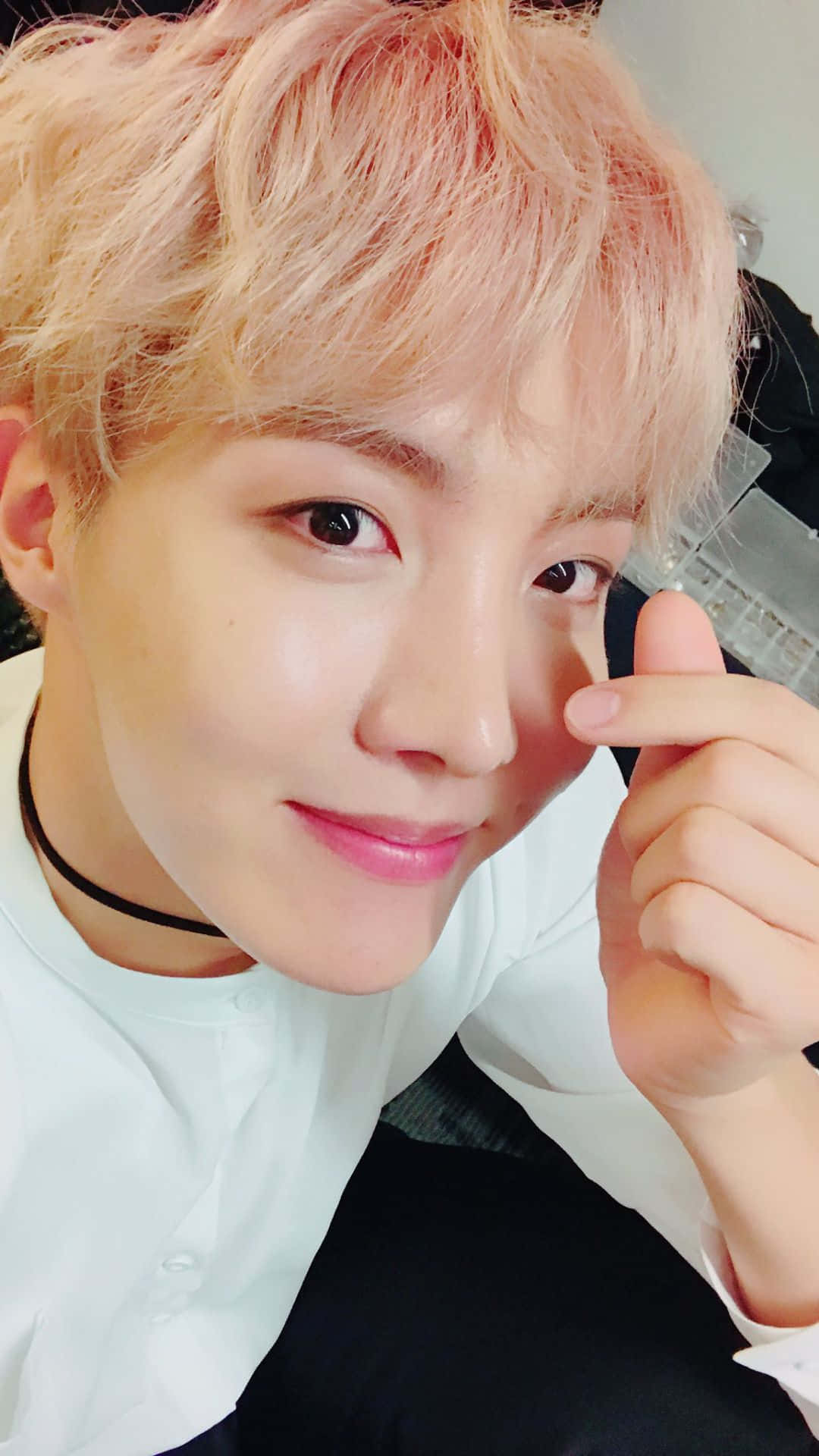 جيهوب من BTS مع قلب الأصابع خلفية