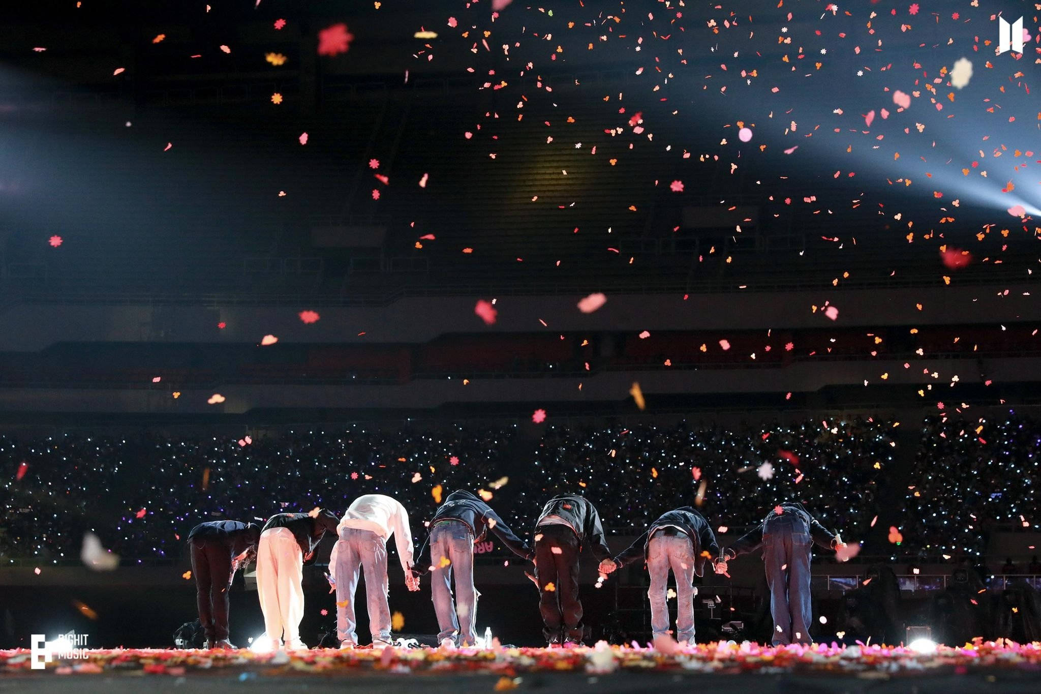 حفل BTS حيث ينحني الأعضاء أمام معجبيهم ARMY خلفية