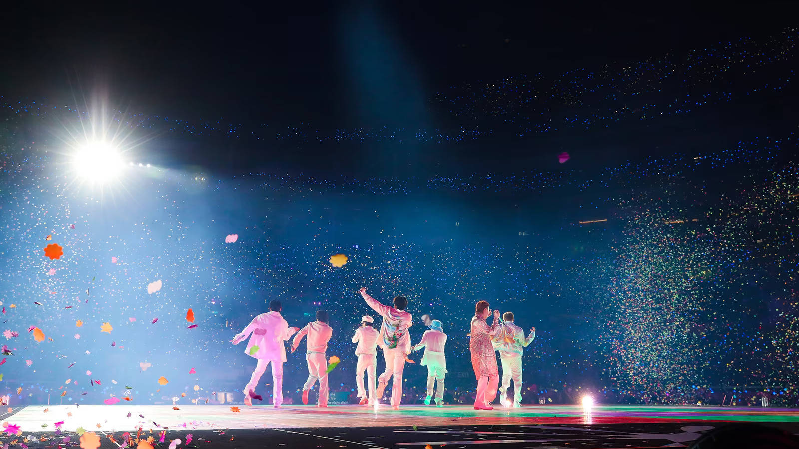 حفل BTS في أدائهم لأغنية Dynamite خلفية