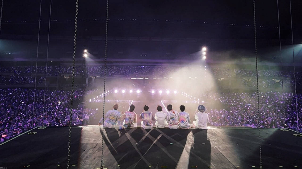 حفل BTS مع الأعضاء على المسرح خلفية