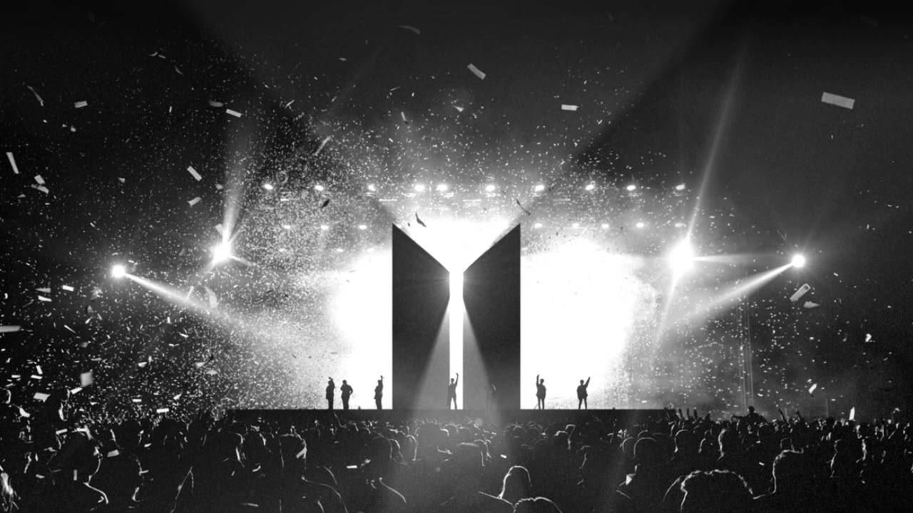 حفل BTS مع شعار الفرقة بشكل ظلي