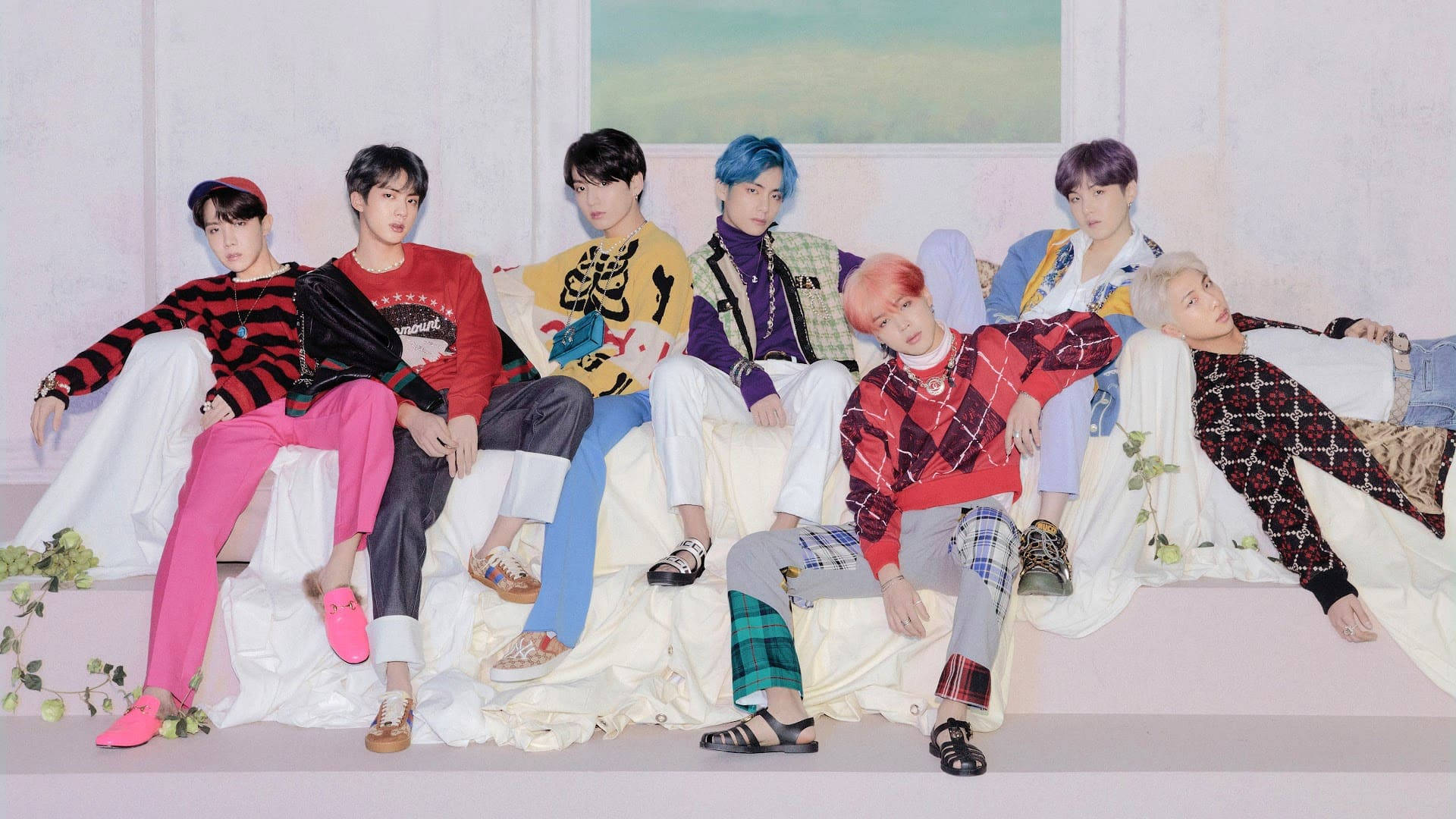 خلفية BTS على الأريكة البيضاء لسطح المكتب خلفية