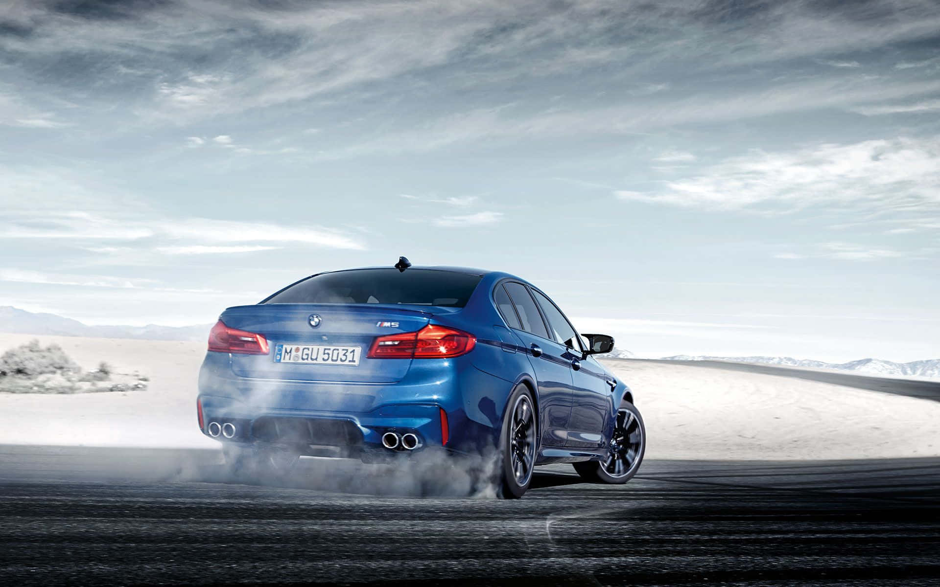خلفية M Series بدقة 720p سيارة BMW M5 زرقاء في الثلج خلفية