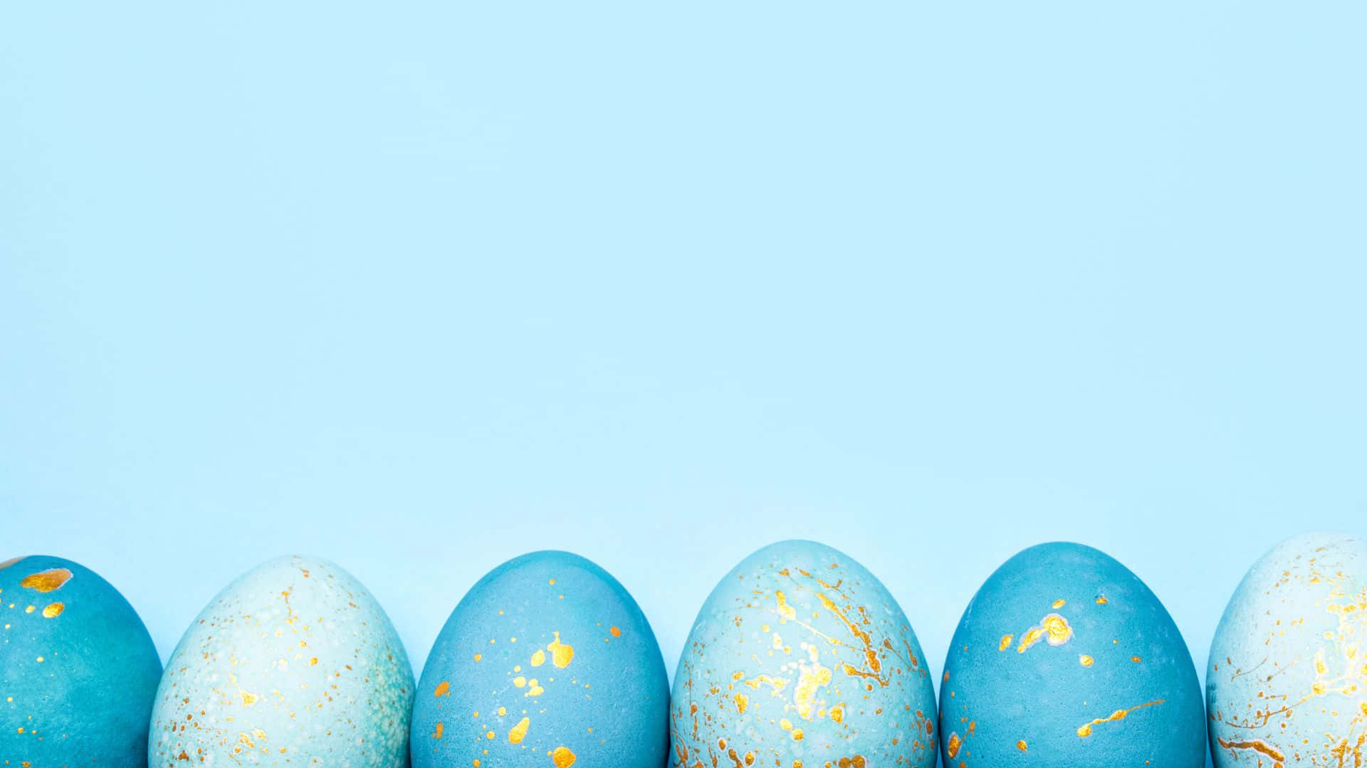 خلفية بيض عيد الفصح باللون الأزرق الباستيل مع الذهبي المعدني خلفية