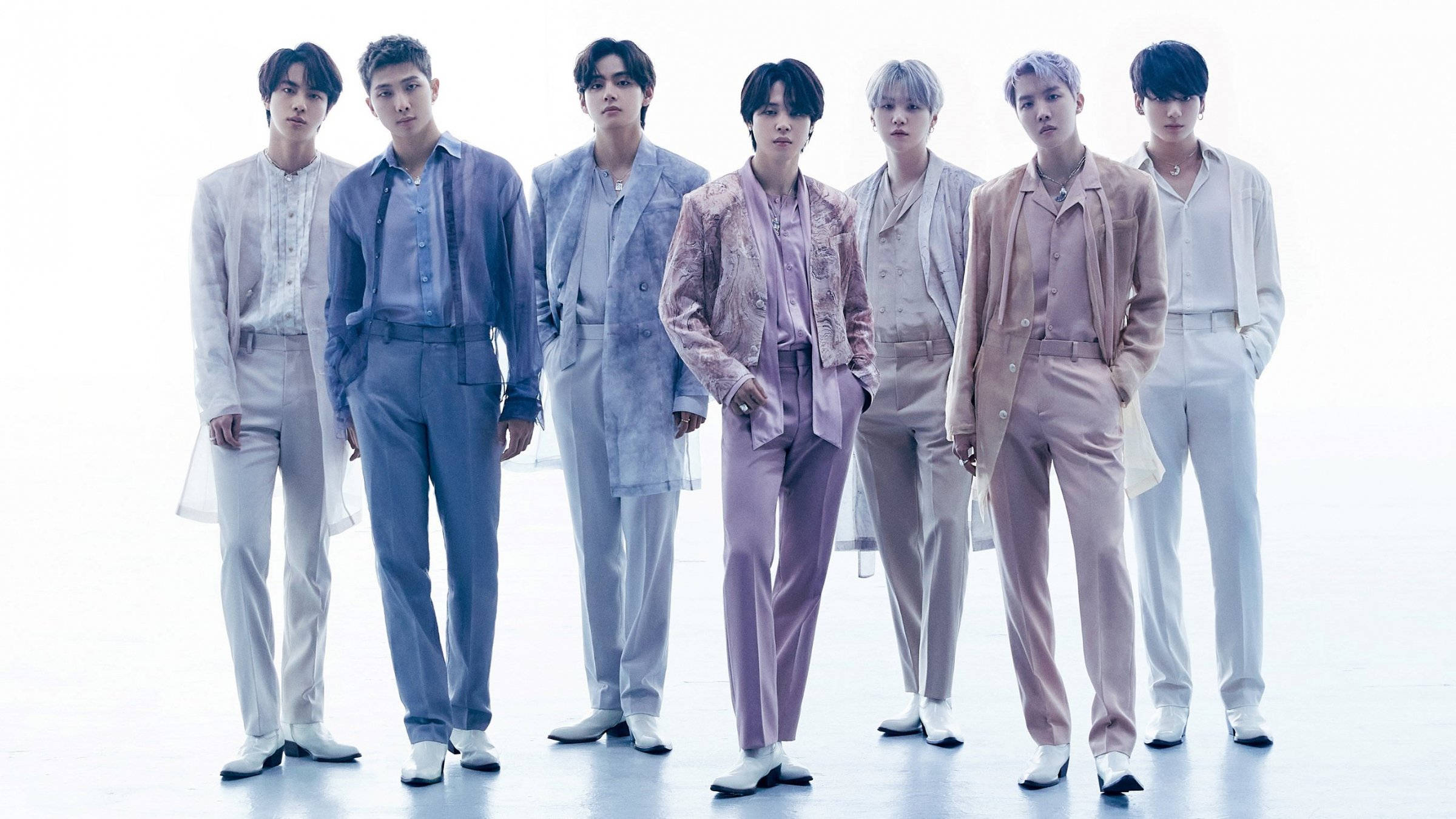 خلفية سطح المكتب BTS ببدلات ملونة خلفية