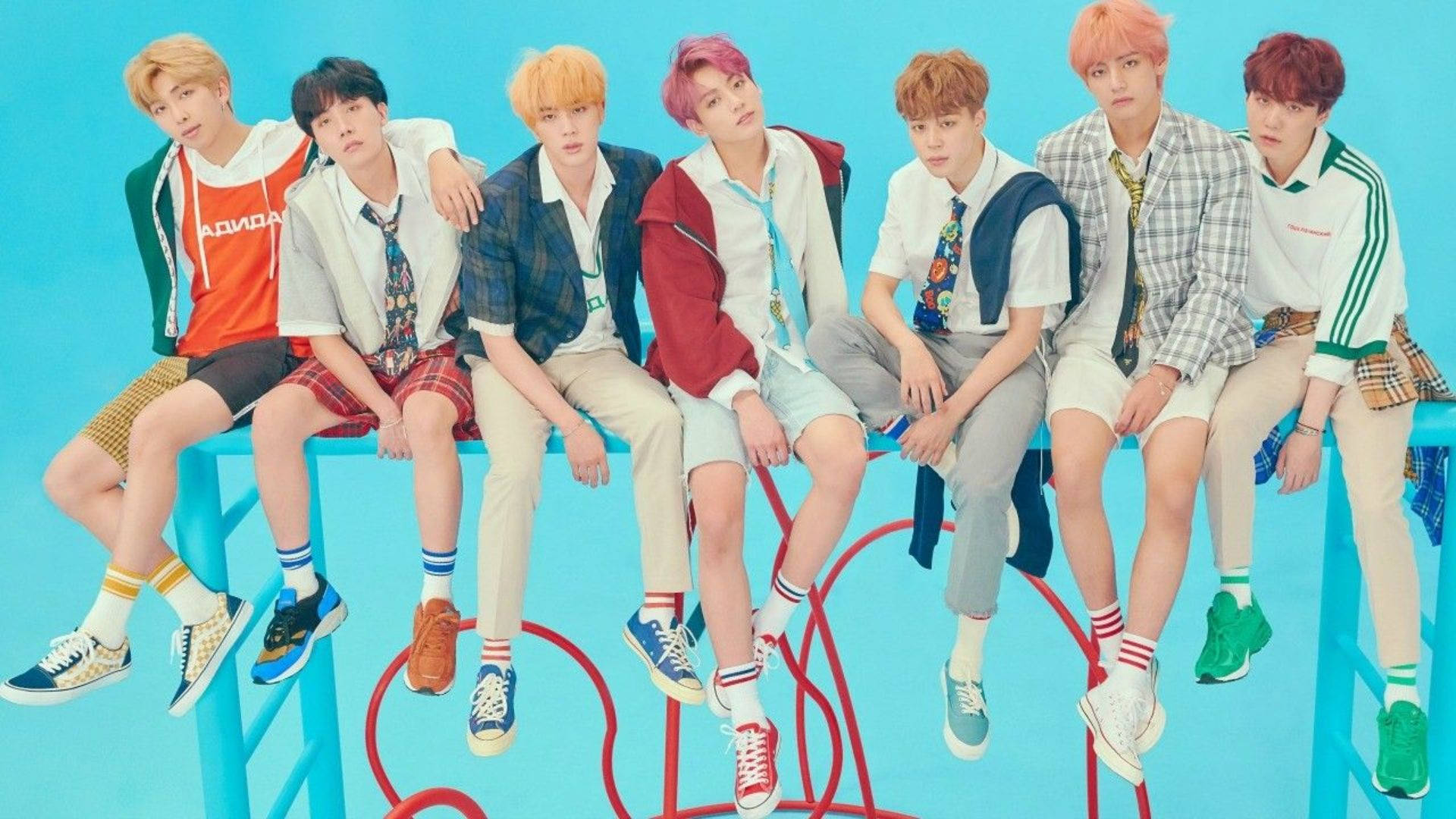خلفية سطح مكتب BTS على قضبان القرود خلفية