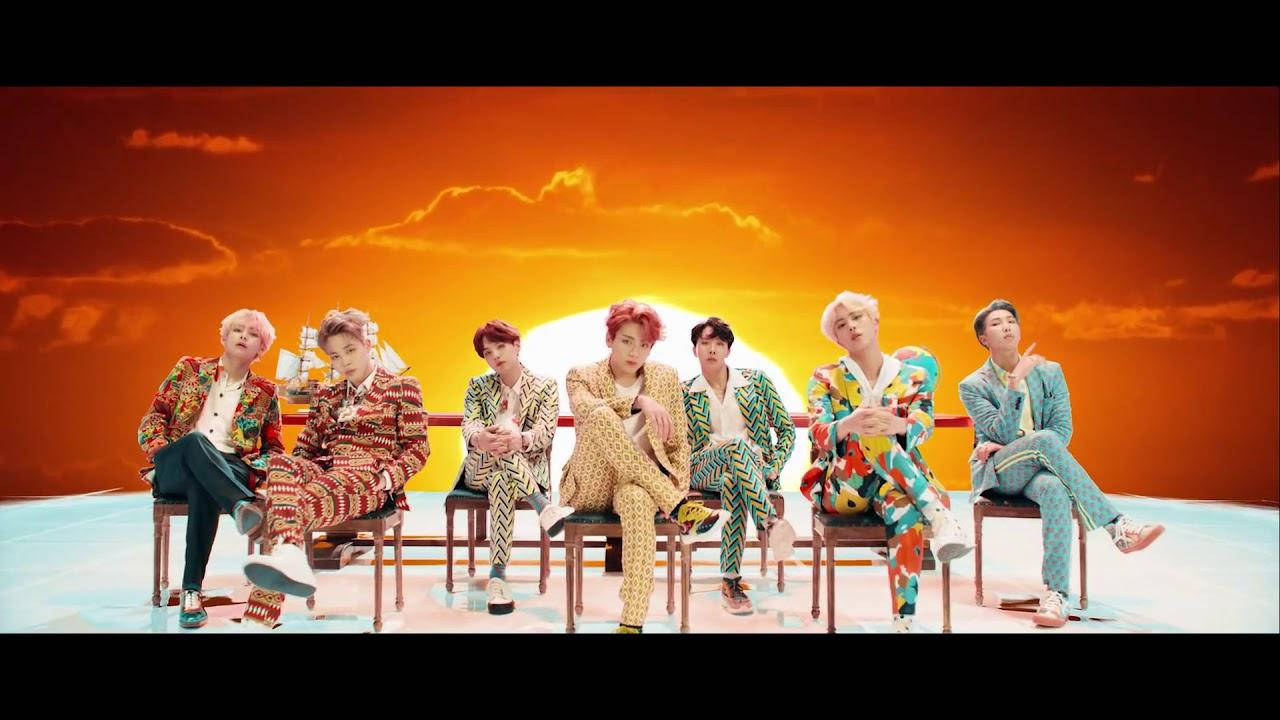خلفية سطح مكتب من فيديو كليب "Idol" لفرقة BTS خلفية