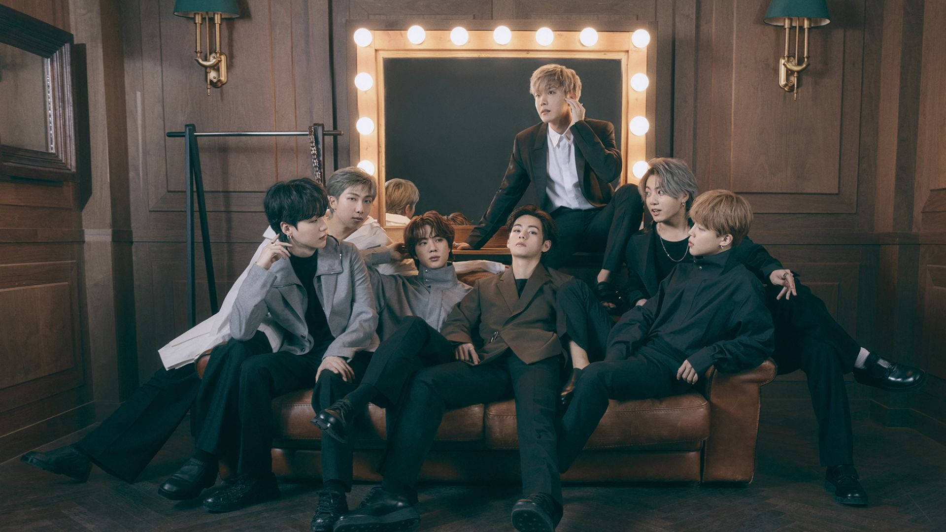 خلفية مكتبية لفرقة BTS مع مرآة الزينة خلفية