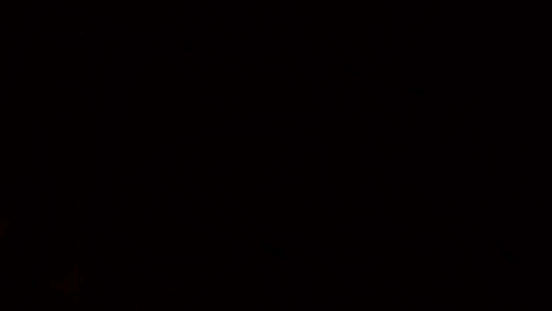 رجل يحمل كاميرا في الظلام خلفية