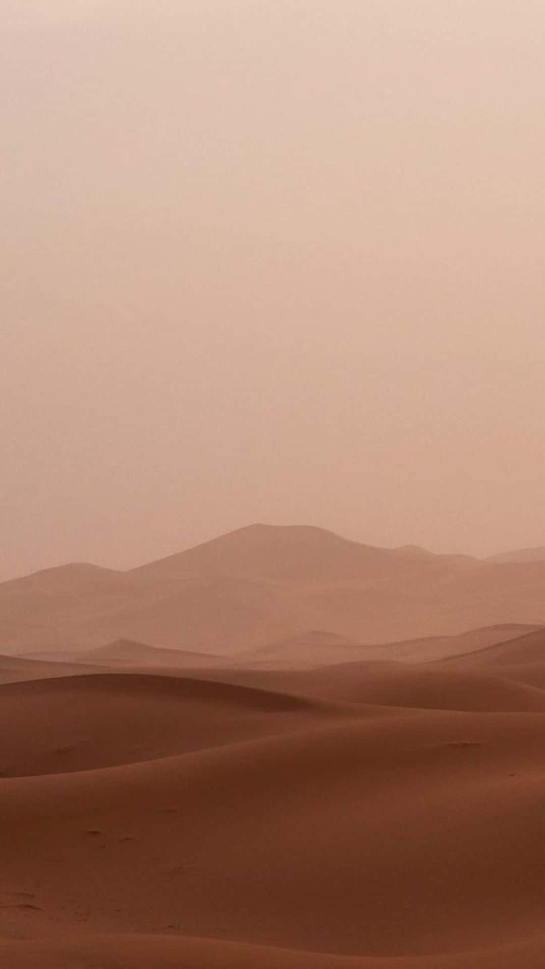 رجل يسير في الصحراء خلفية