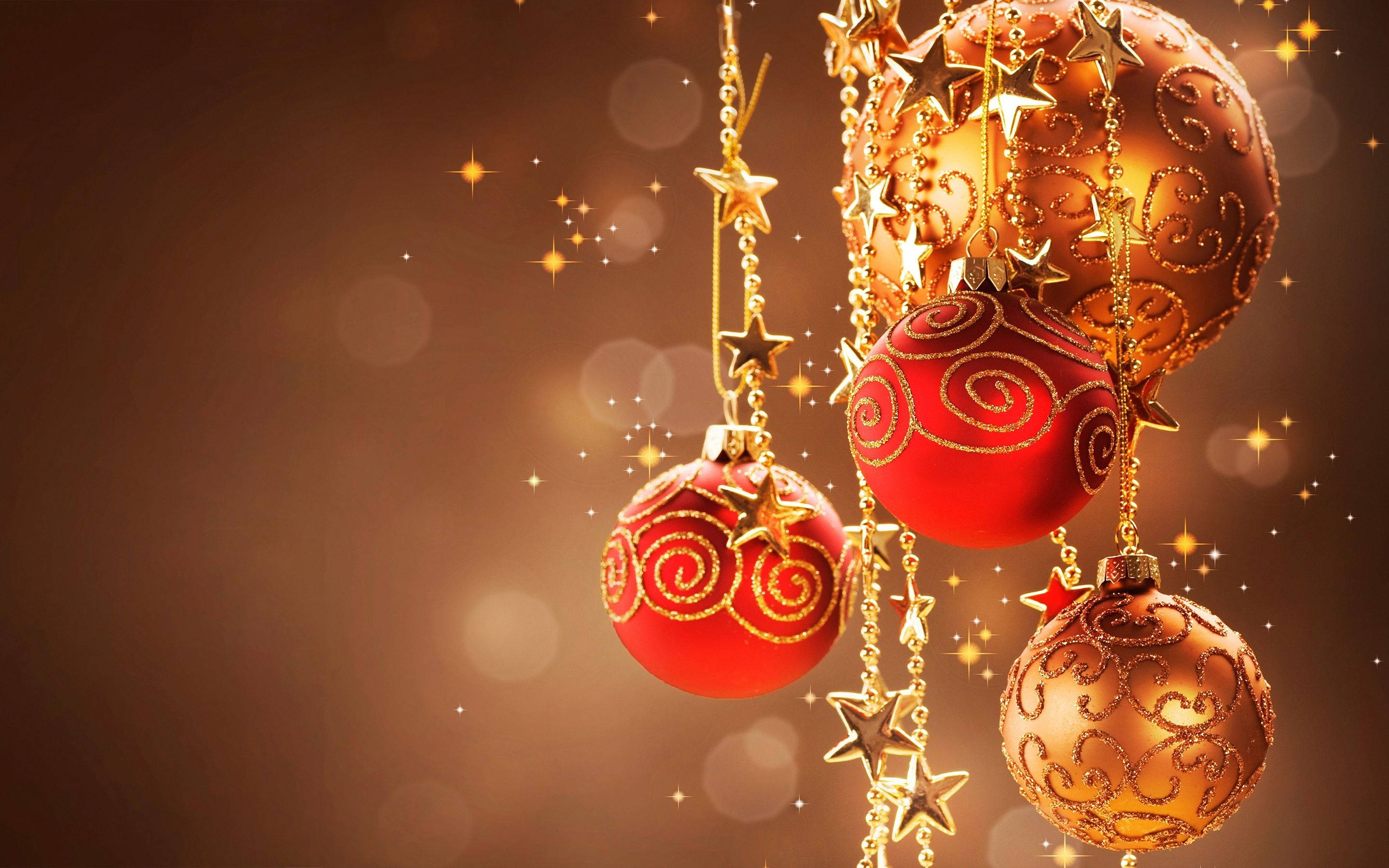 زينة كرات عيد الميلاد الحمراء والذهبية الاحتفالية خلفية
