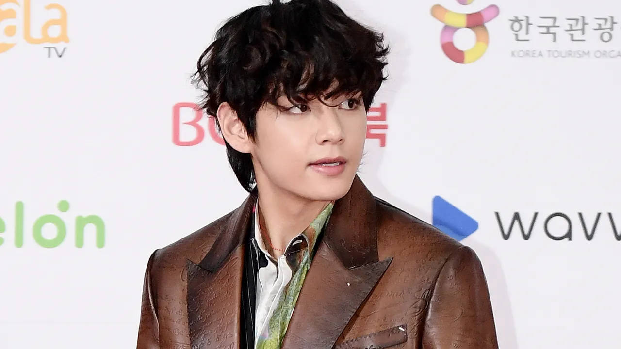 سترة جلدية بنية لـ V من BTS خلفية
