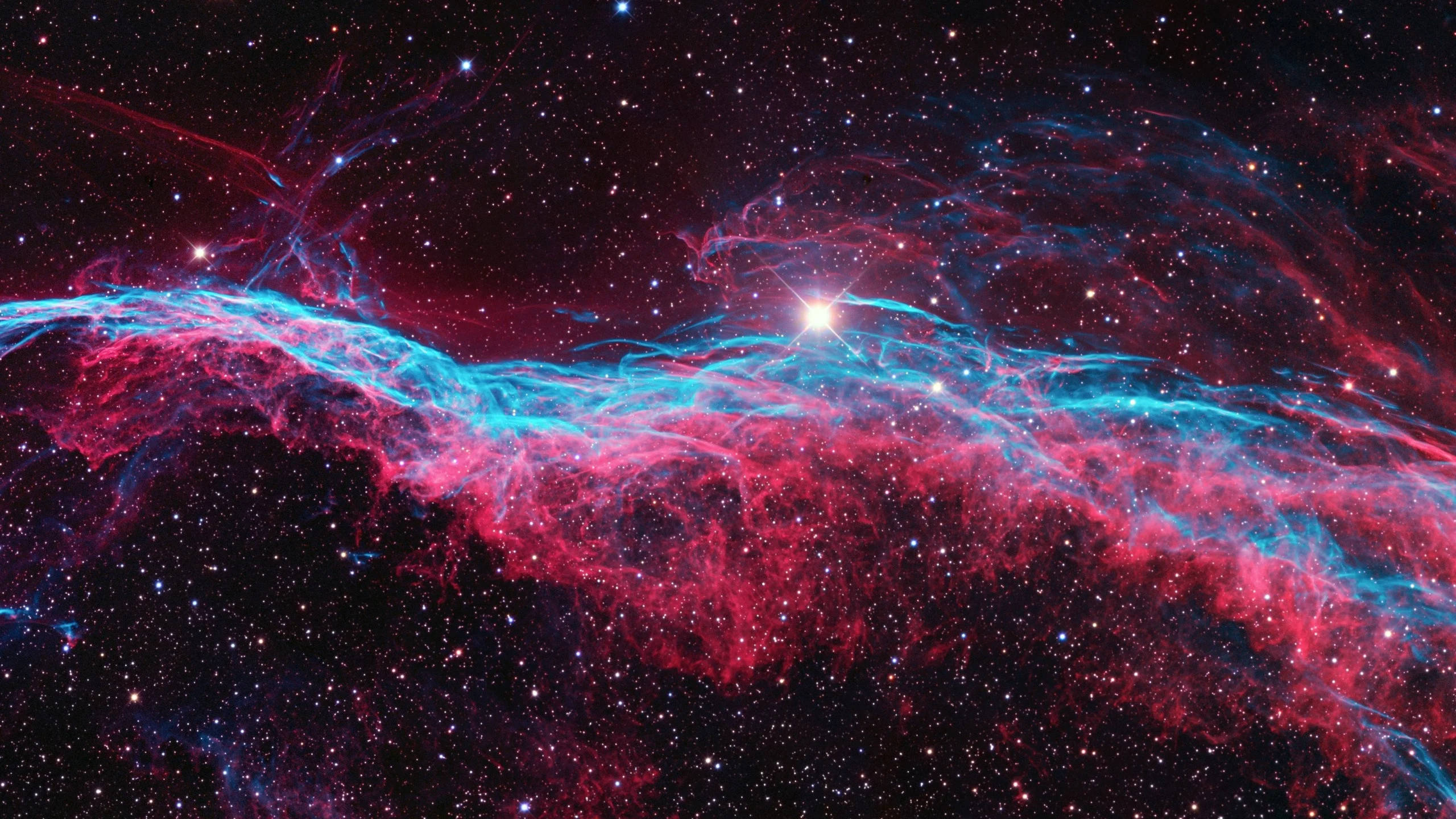 سديم وردي في الفضاء 2560x1440 خلفية