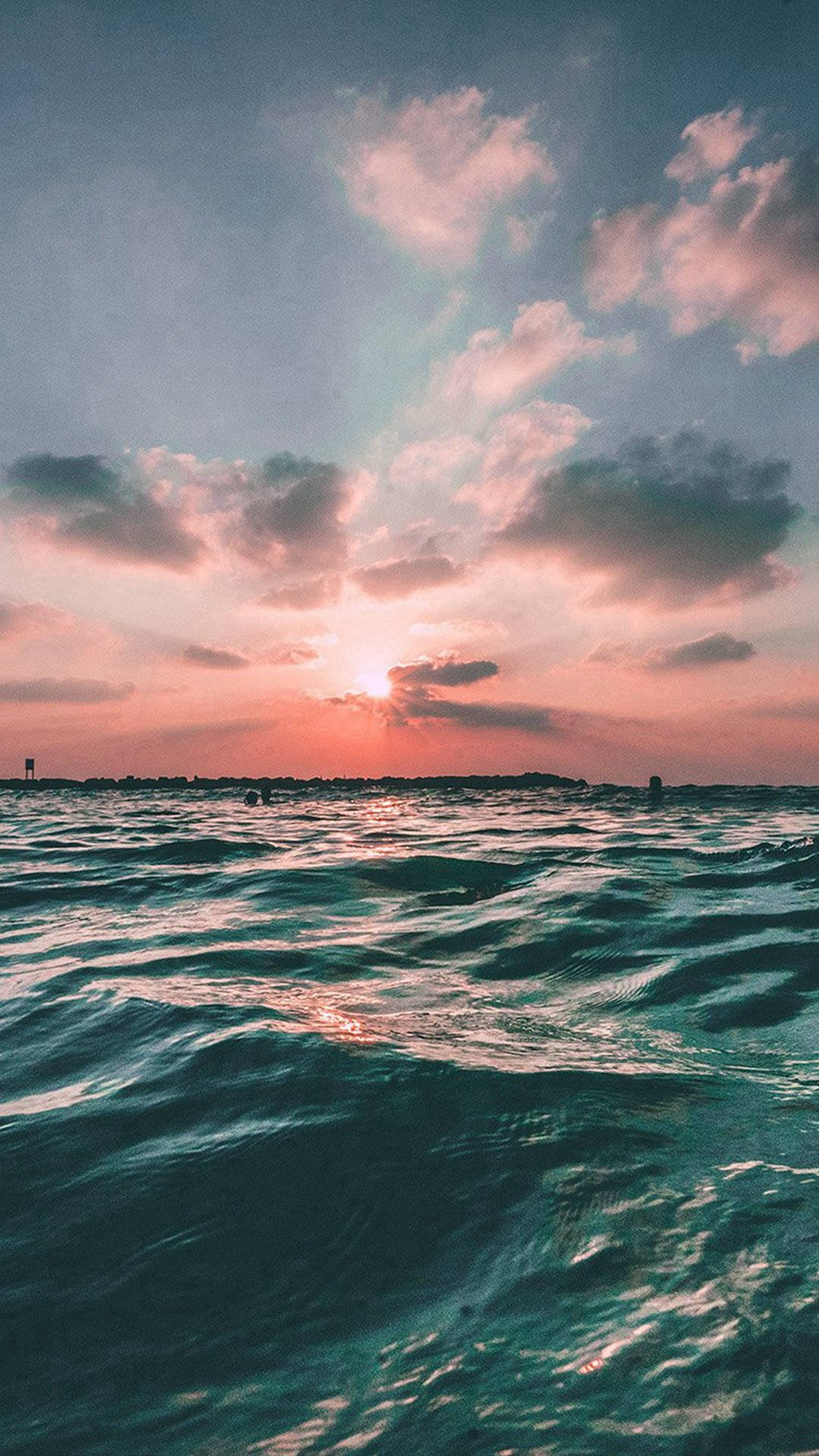 سطح المحيط عند الغروب خلفية