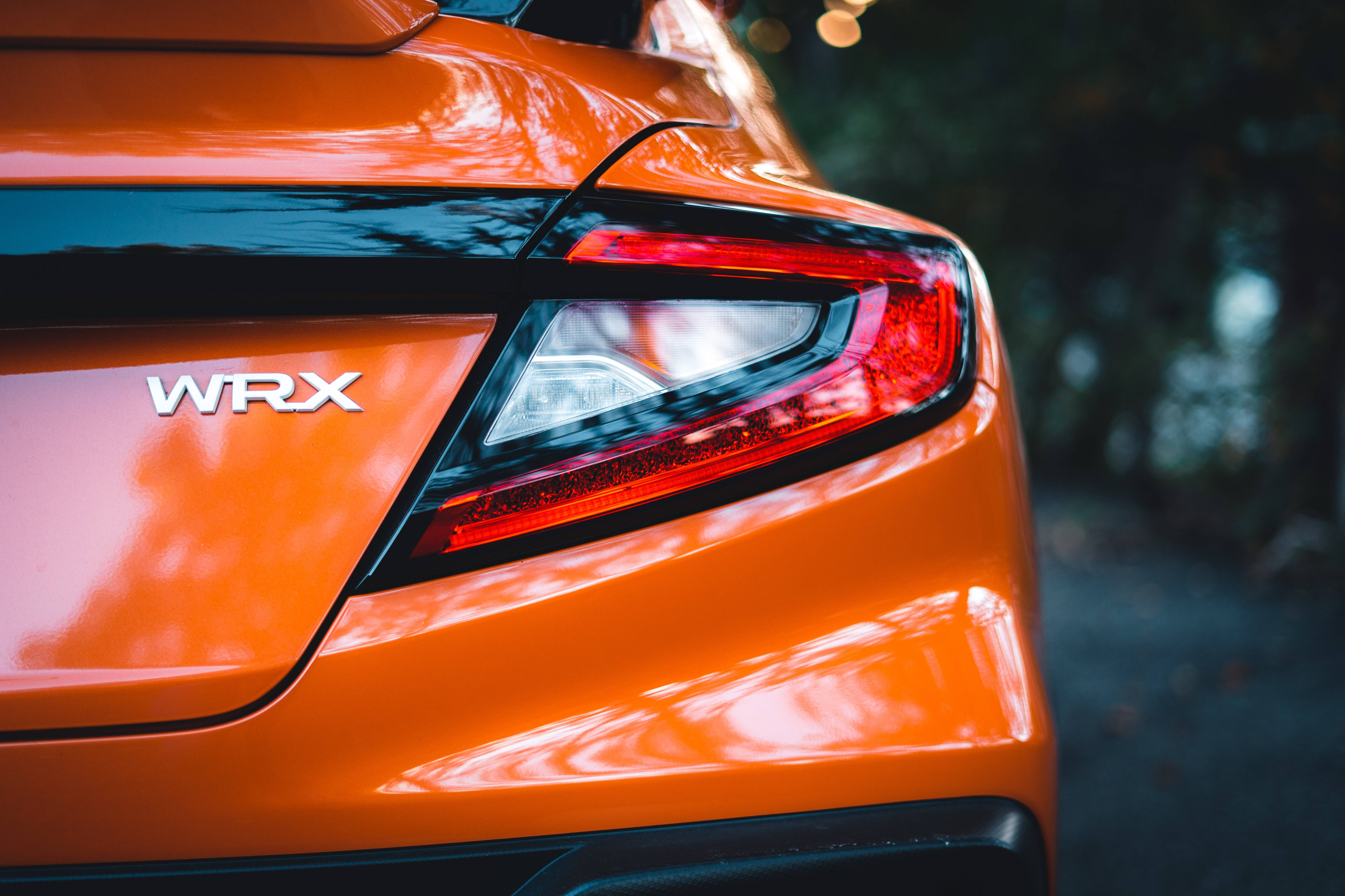 سوبارو WRX STI برتقالي لامع بدقة 4K خلفية